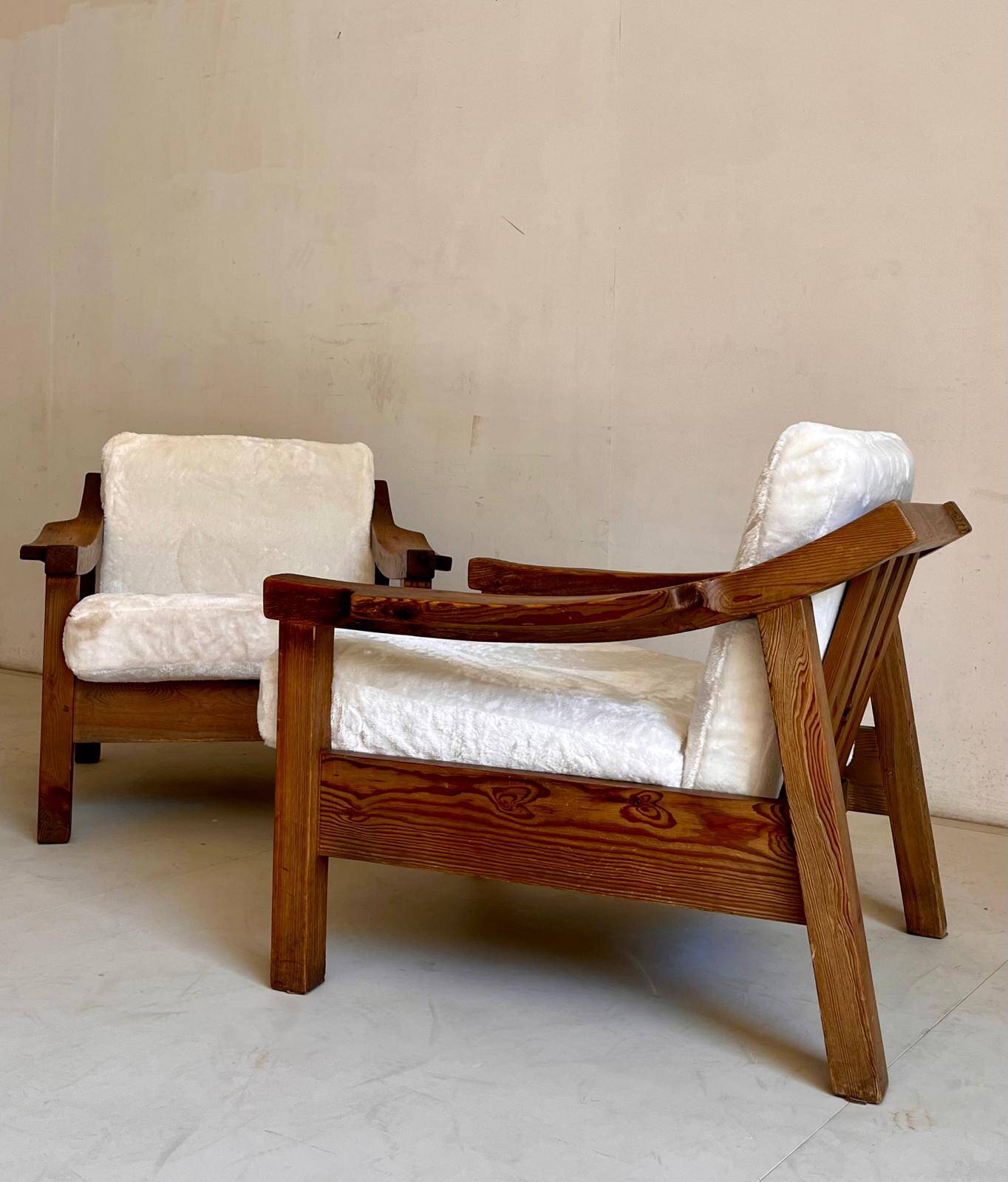 Brutalist Biosca armchairs in stained pine wood, Spain 1960