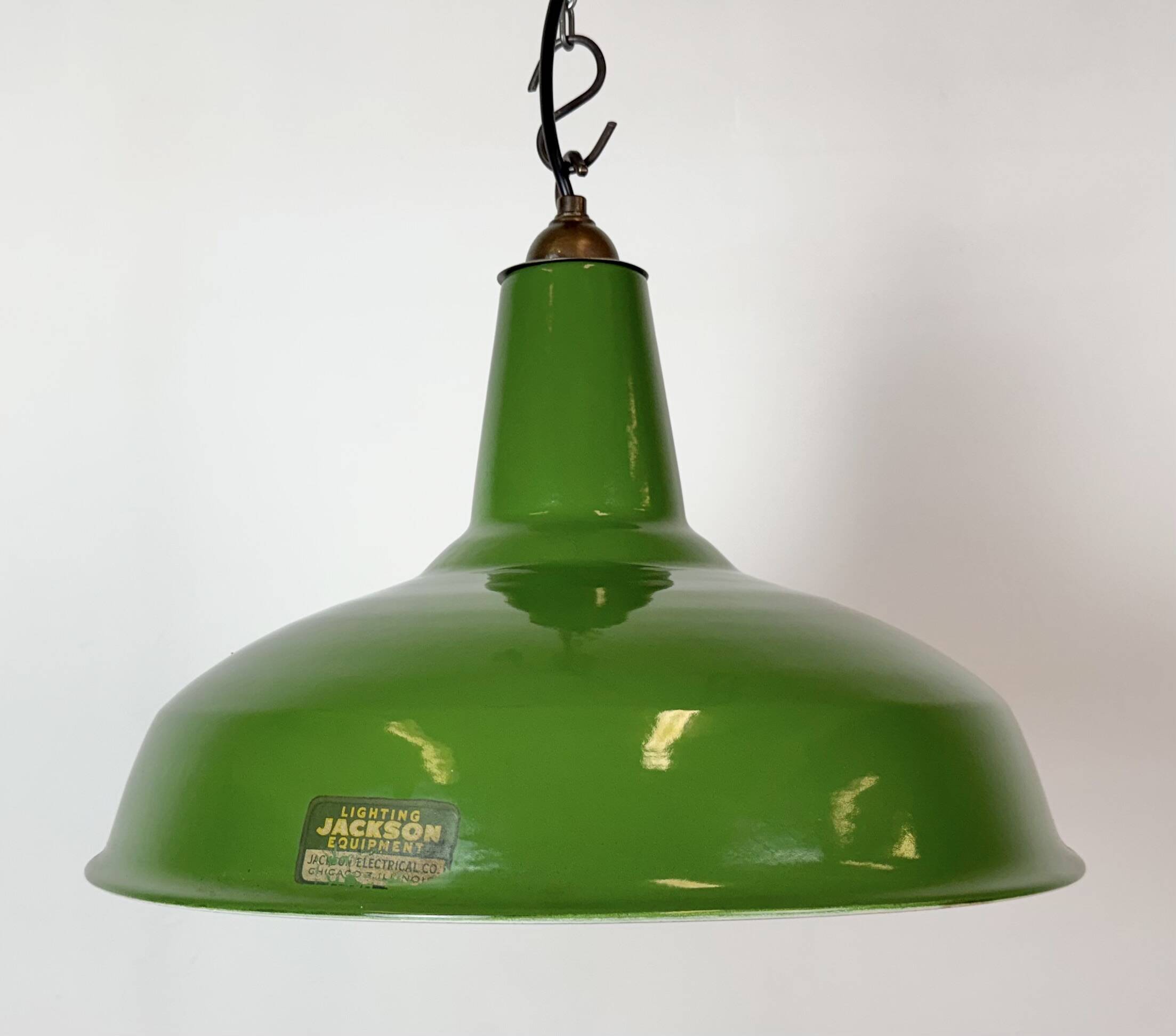 Lampe suspendue en émail vert industriel de Jackson Electrical Co., années 1960.