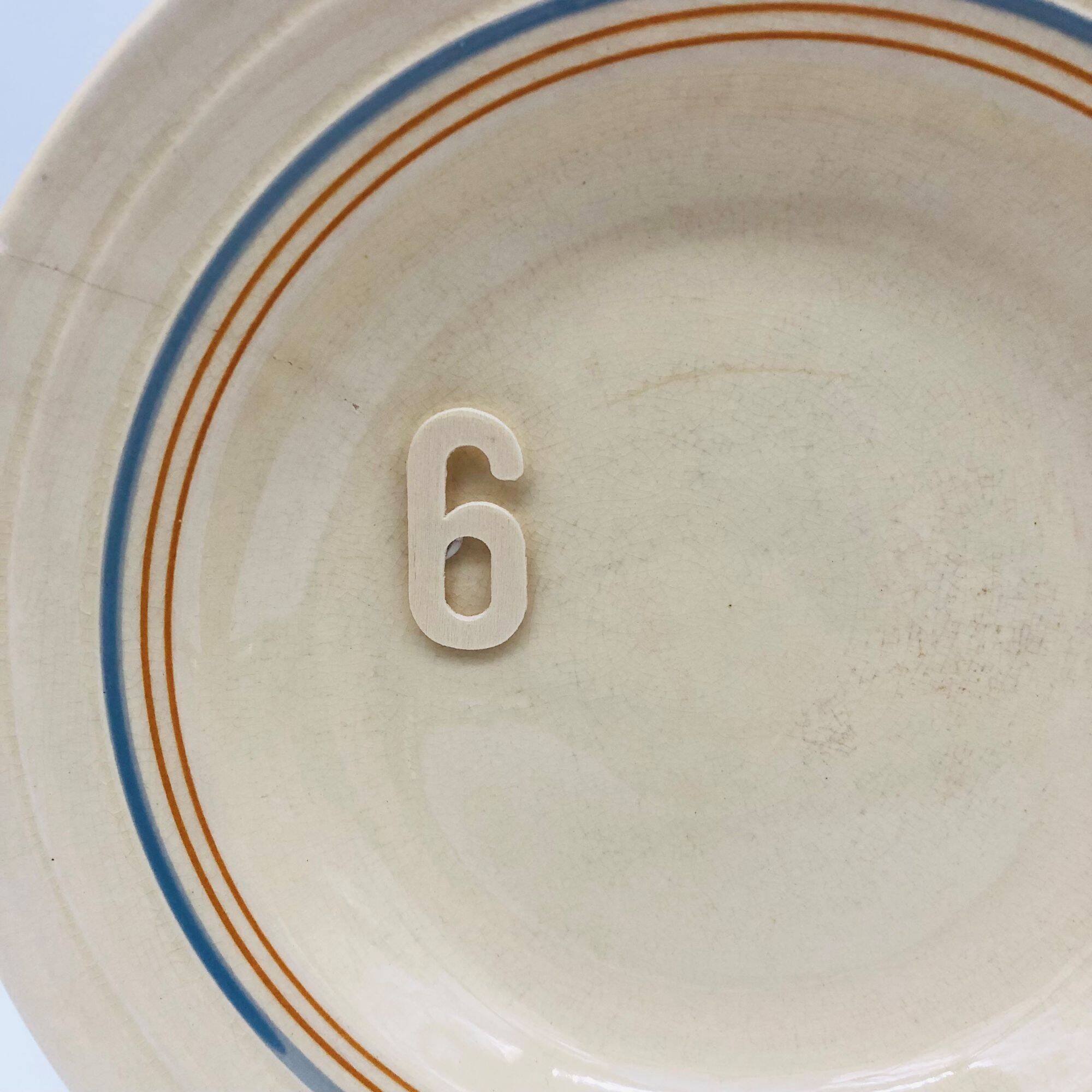 6 assiettes creuses avec de fin décor de liserés bleu et brun.