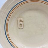 6 assiettes creuses avec de fin décor de liserés bleu et brun.