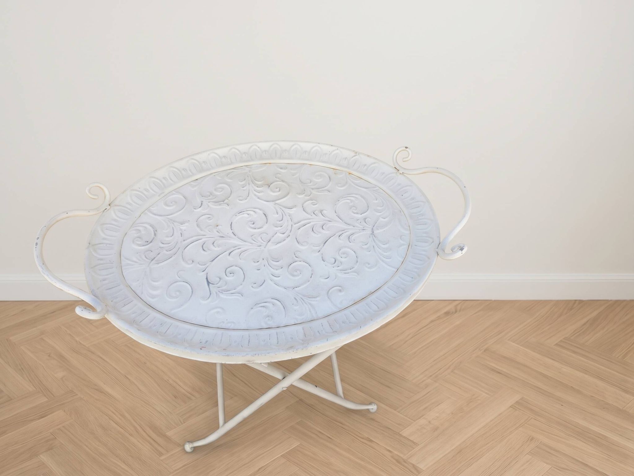 Table d'appoint style romantique en métal blanc