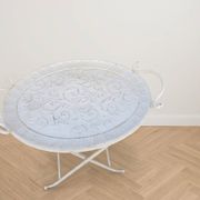 Table d'appoint style romantique en métal blanc