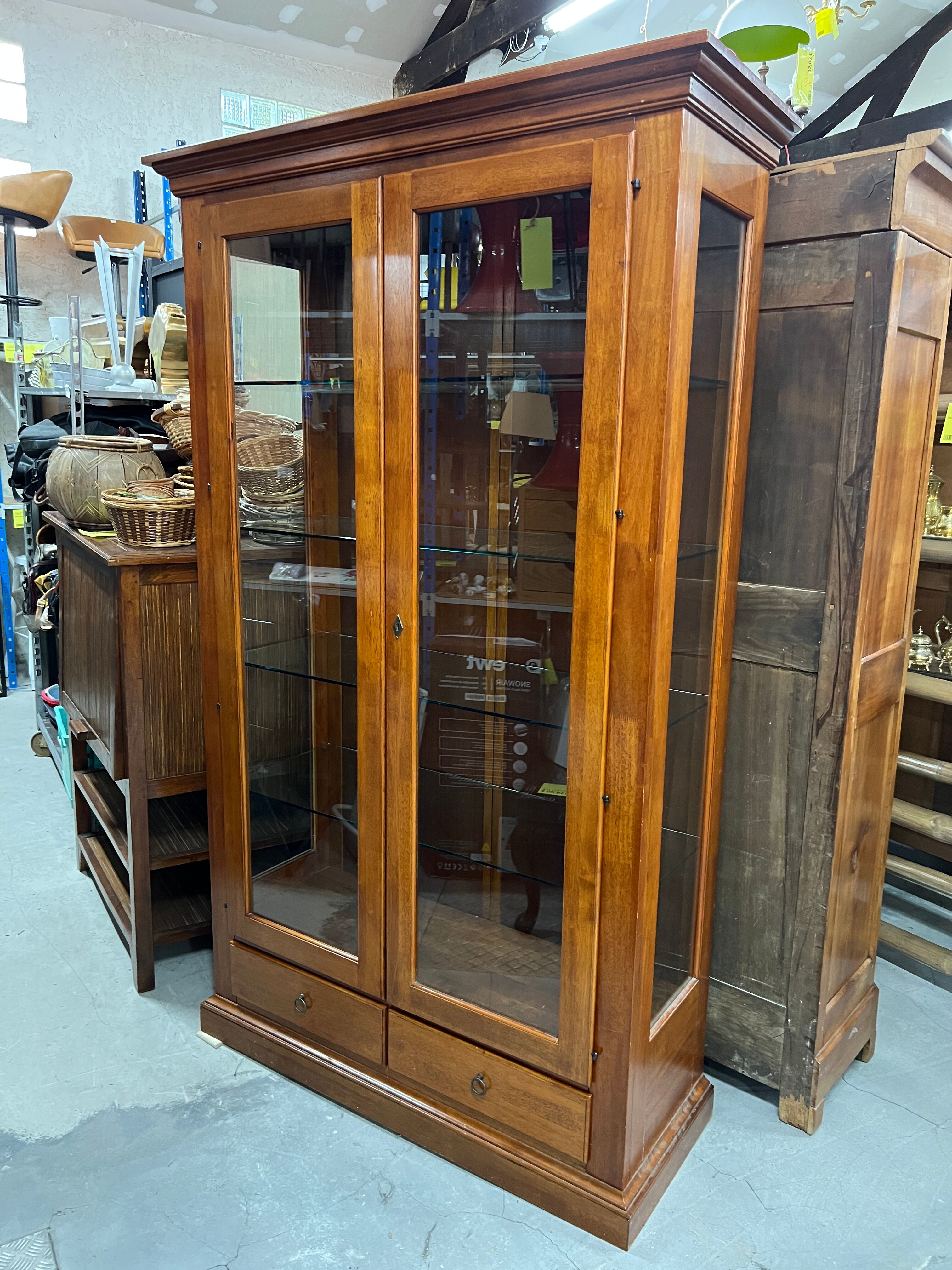 Vitrine en merisier 2 portes / 2 tiroirs