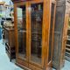 Vitrine en merisier 2 portes / 2 tiroirs