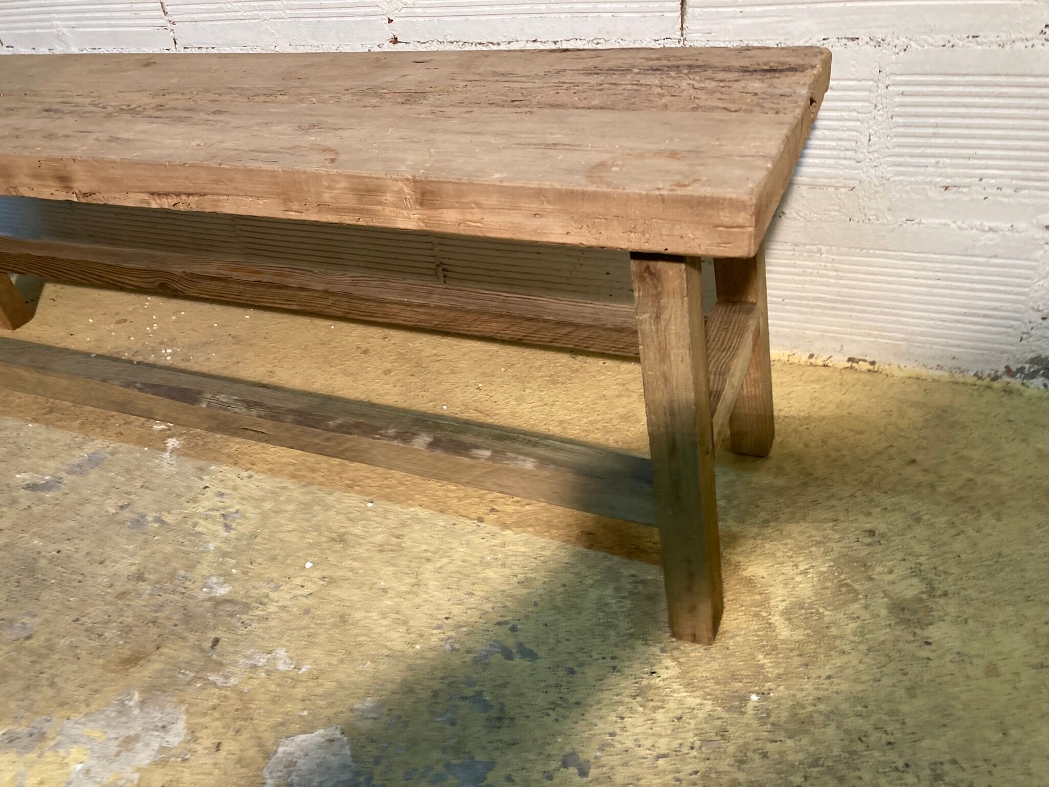 Banc ancien en bois brut