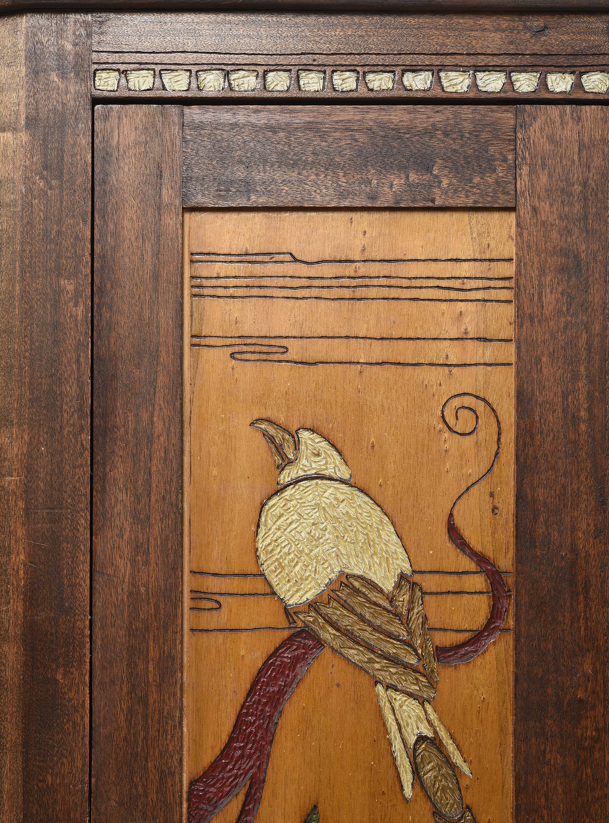 Buffet ou armoire d'angle, à 3 faces, en bois massif, sculpté et peint.