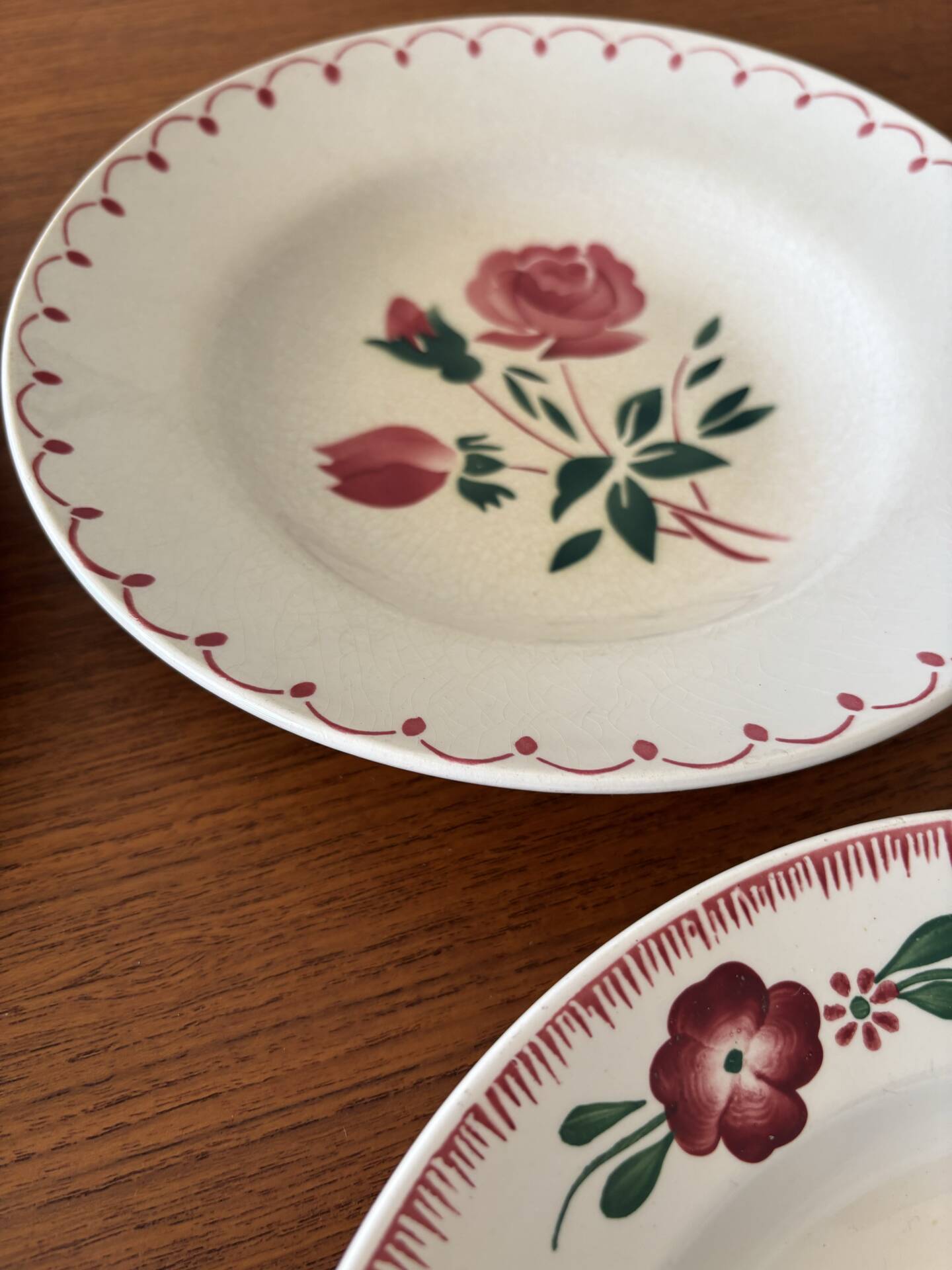 Lot de 4 assiettes creuses dépareillées en faïence ancienne • Décor fl