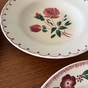 Lot de 4 assiettes creuses dépareillées en faïence ancienne • Décor fl