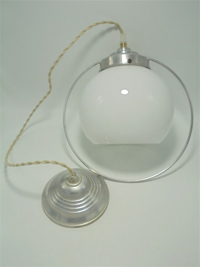 Opaline globe suspension