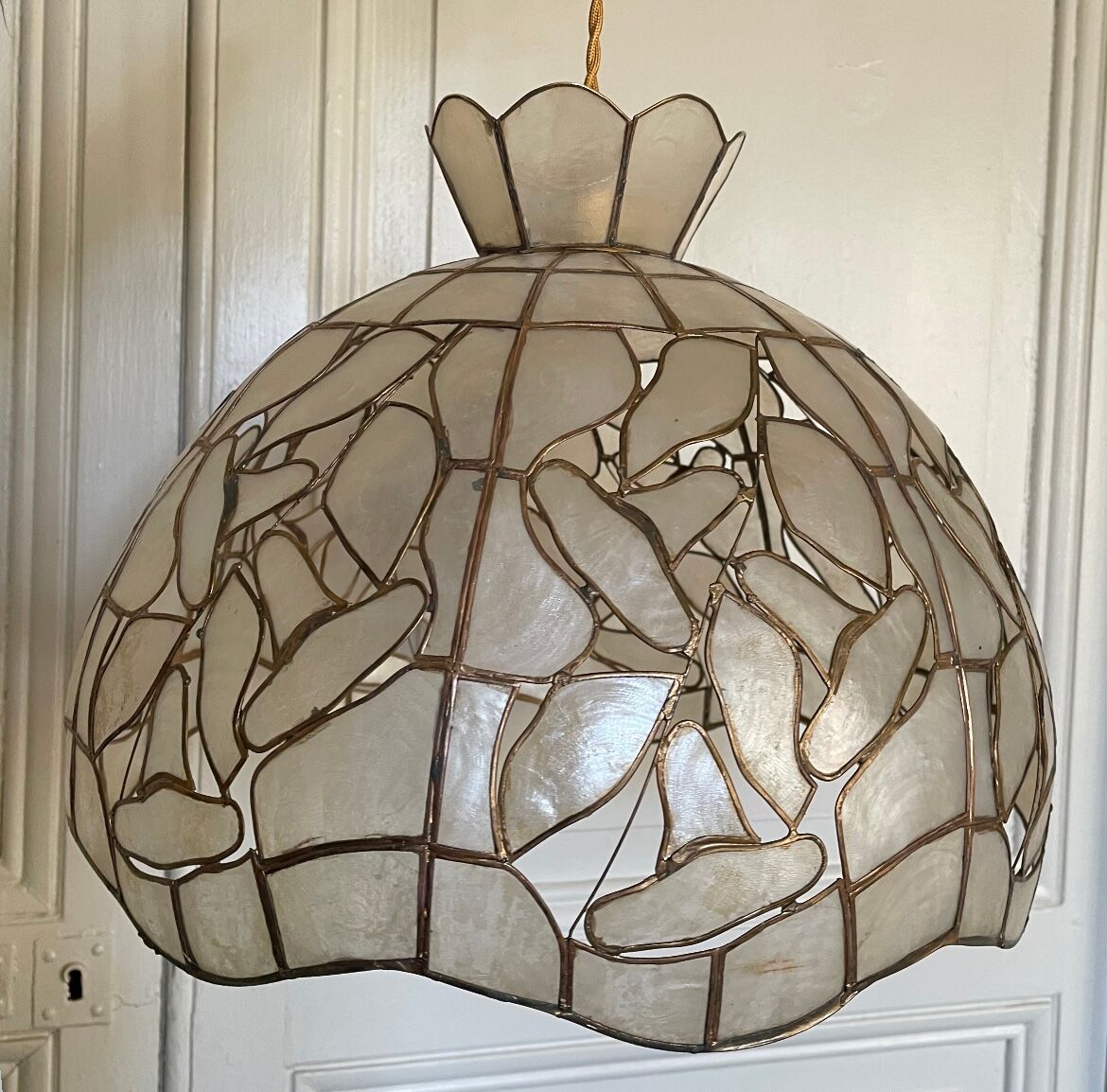 Mother-of-pearl and brass suspension
