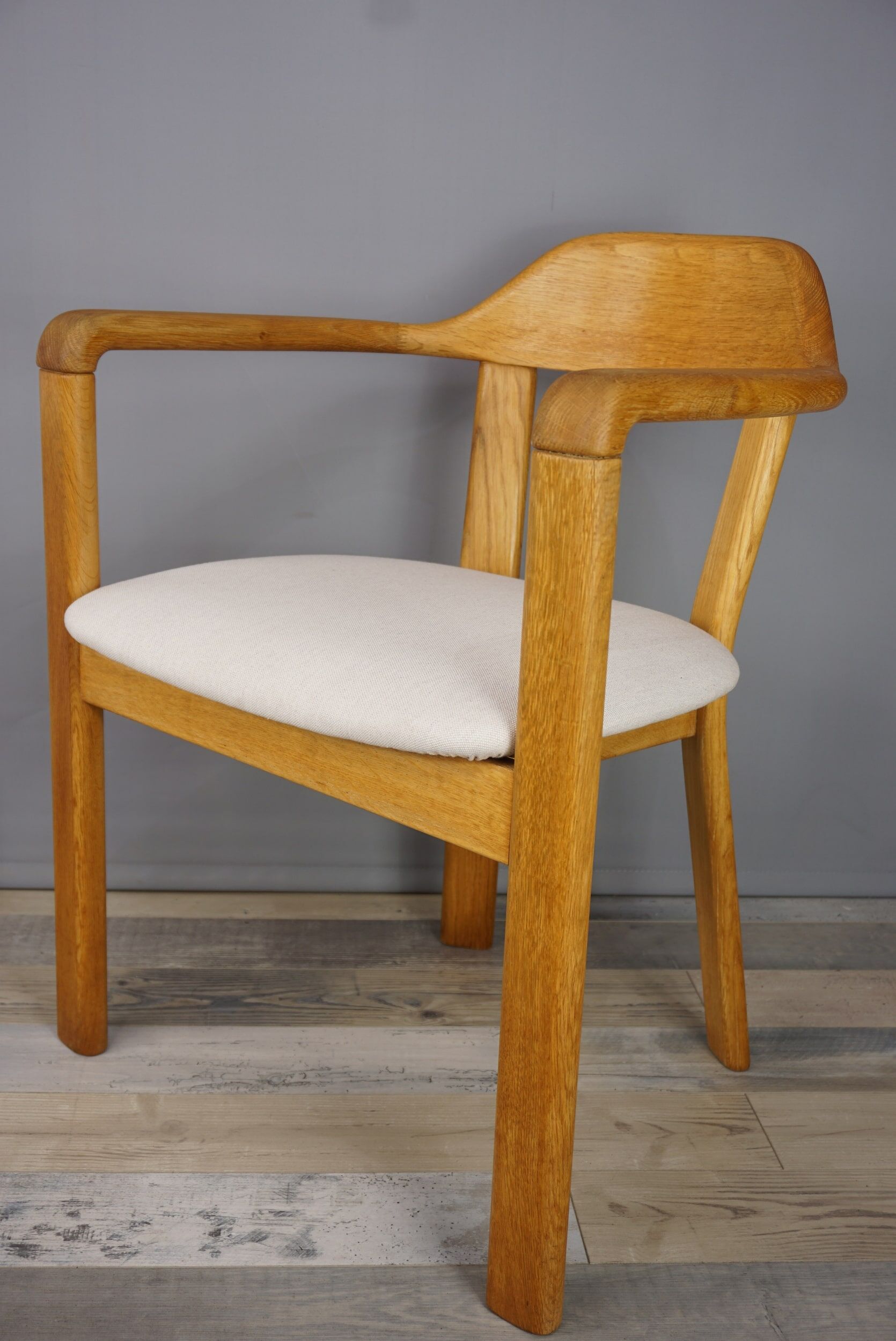 Suite de 4 fauteuils en chêne et tissu