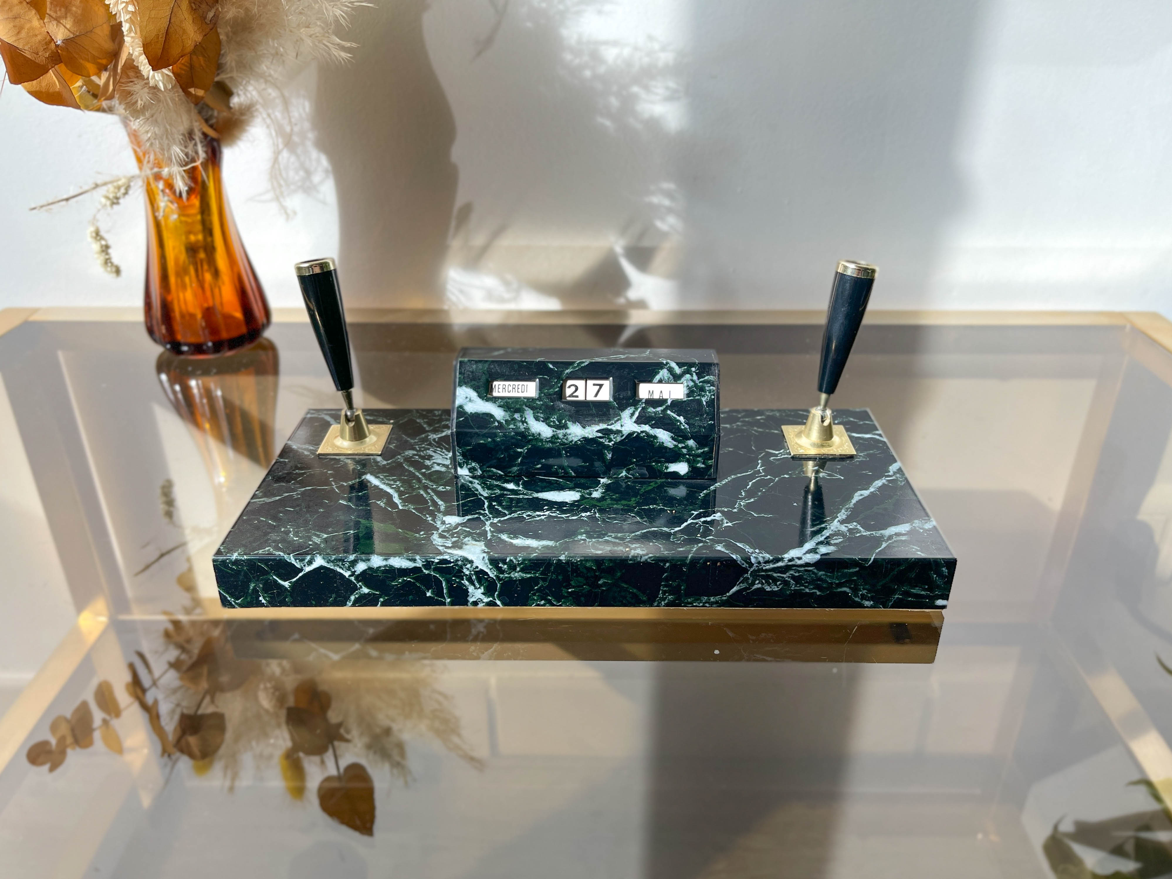 Perpetual calendar with vintage pen holder black gold marble effect