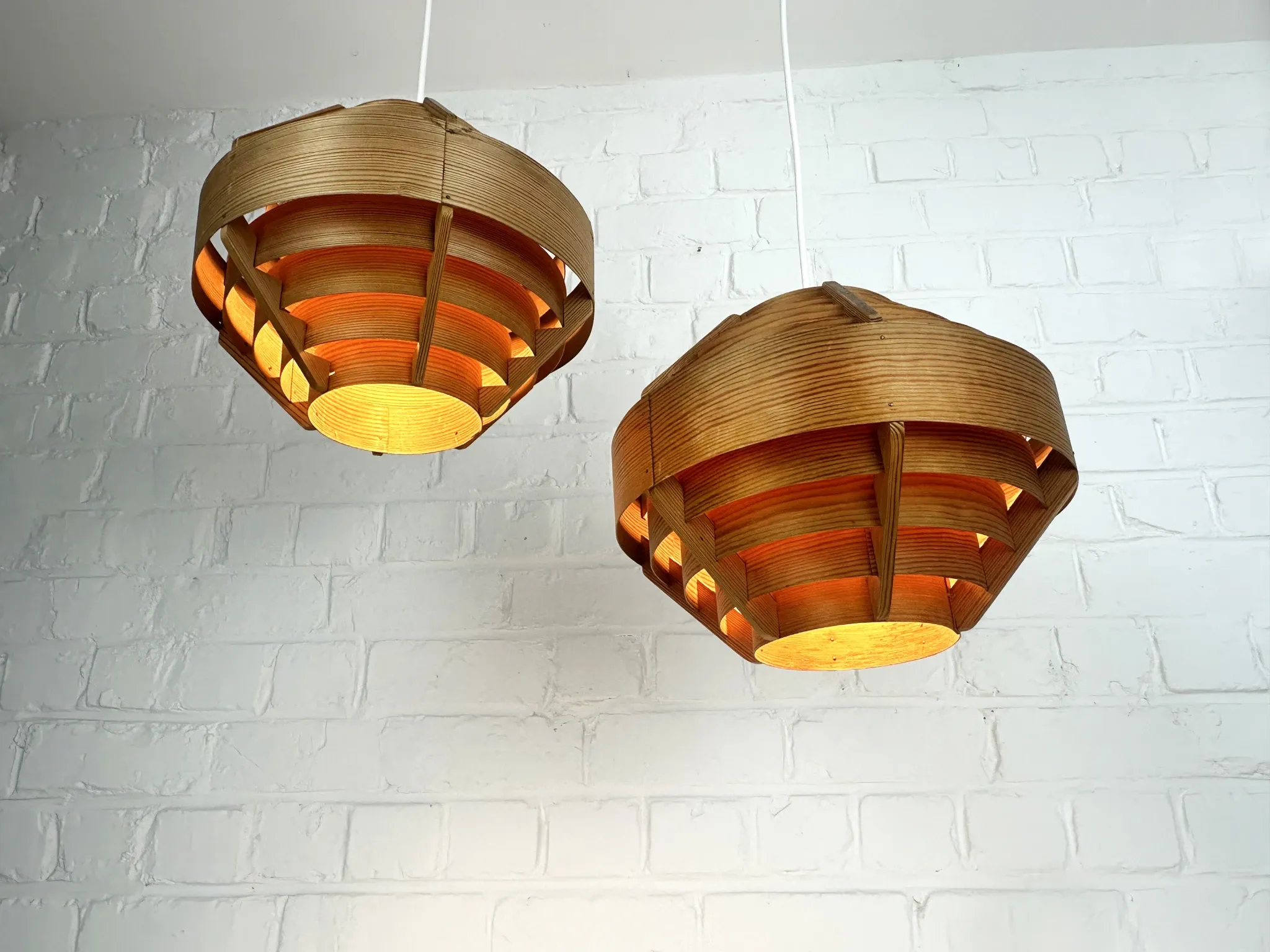 Pair of Hans-Agne Jakobsson pendant lights in pine veneer – AB Ellysett