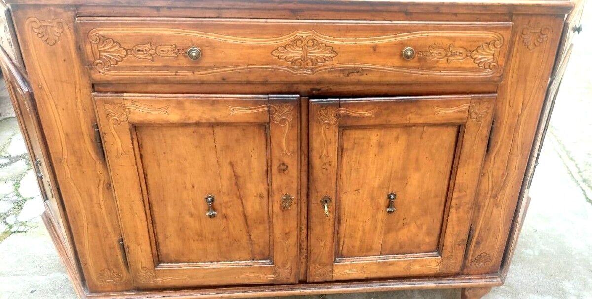 Ancient Venetian grand buffet from the 18th century in solid cherry wood.