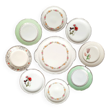 Assiettes à dessert anciennes dépareillées en faïence avec doré accompagnées d'un plat