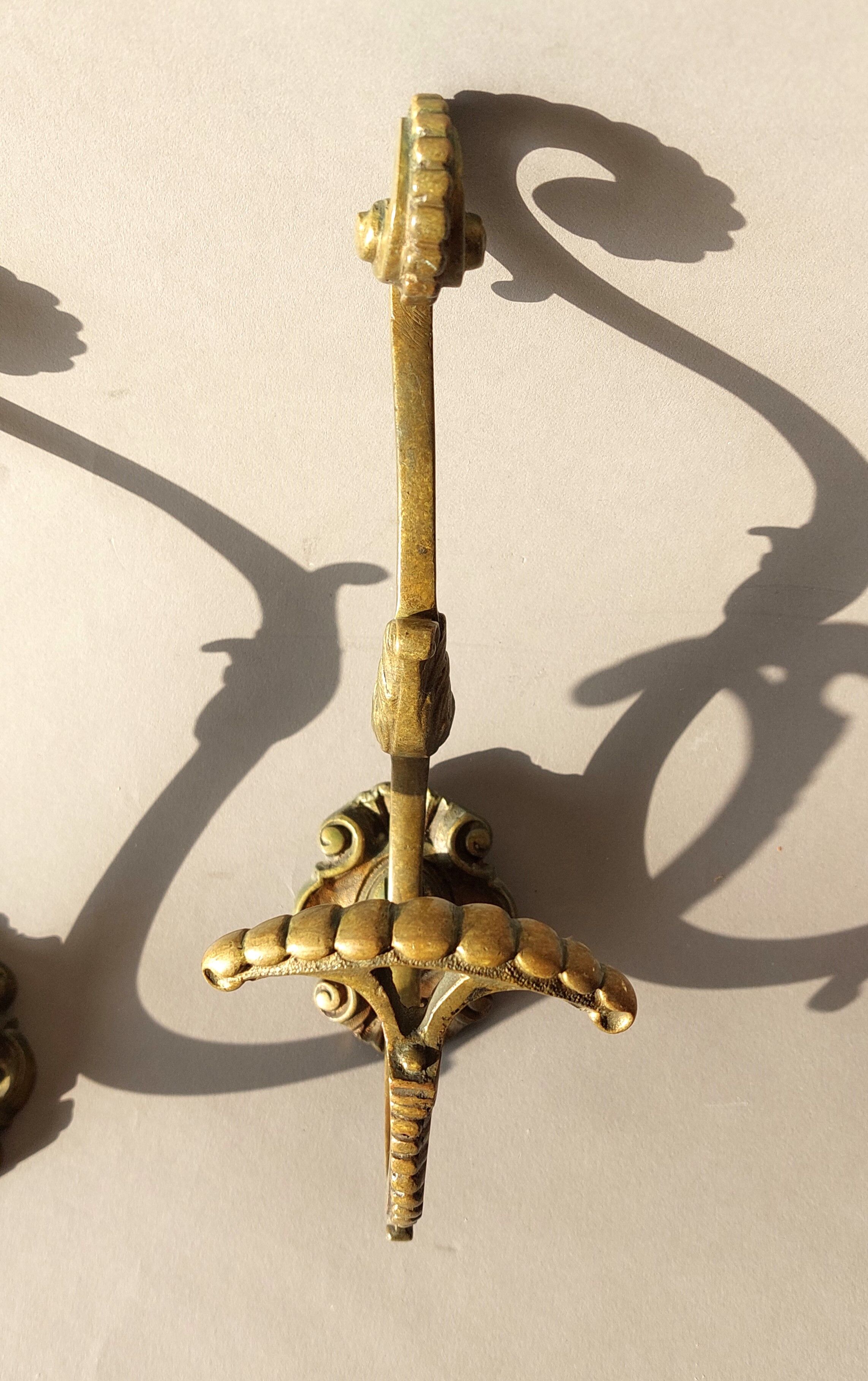 Paire de patères en bronze doré de style Louis XVI, XIXéme siècle.