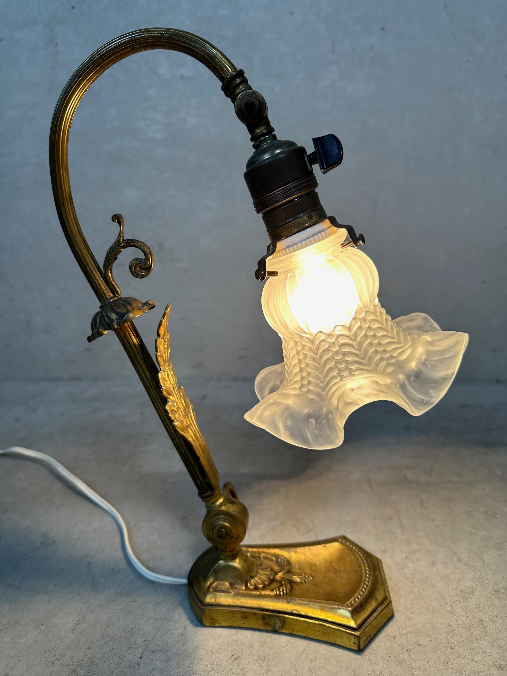 Art nouveau table lamp – flower