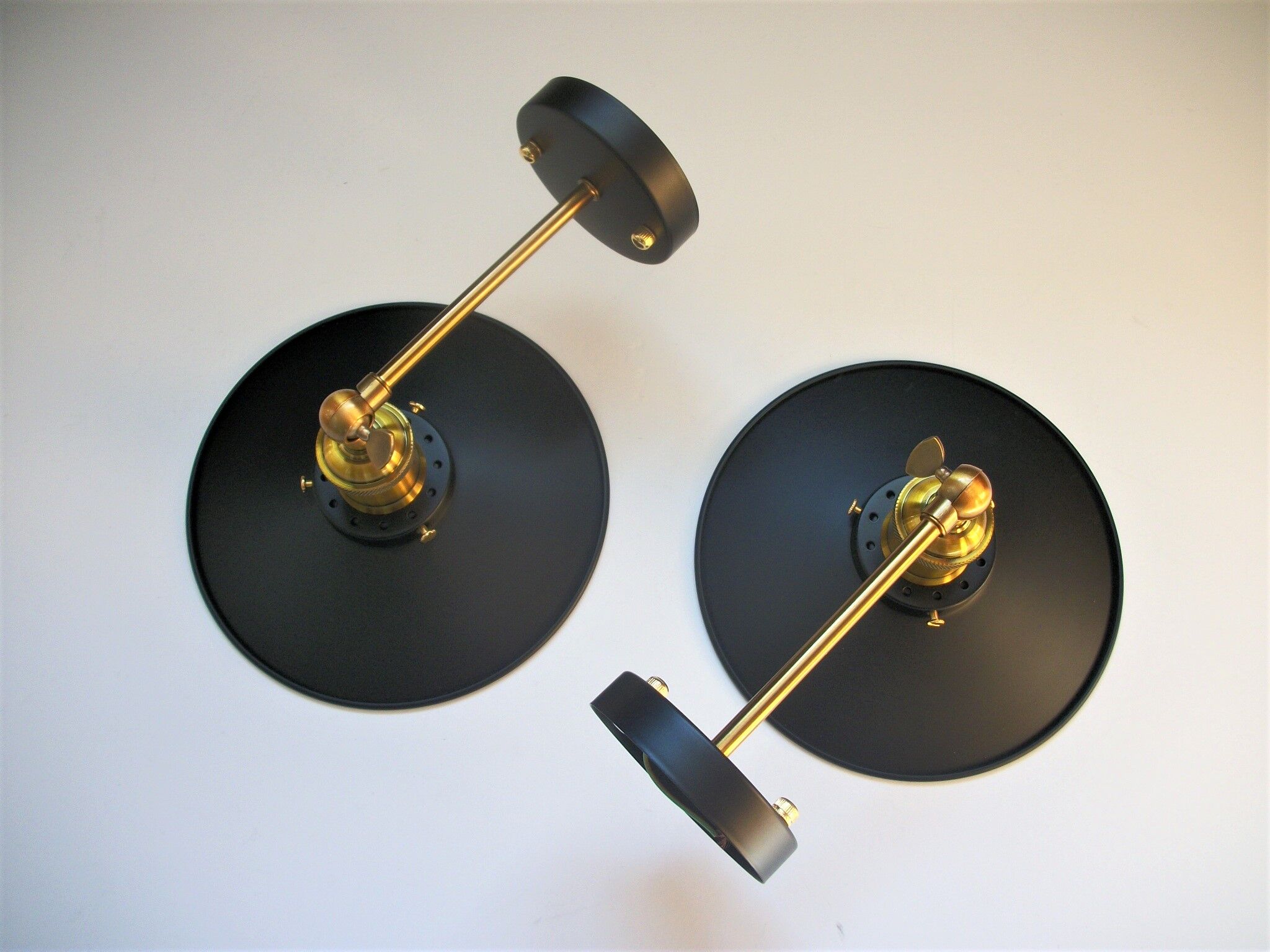 Pair of metal wall lamps in black and bronze color