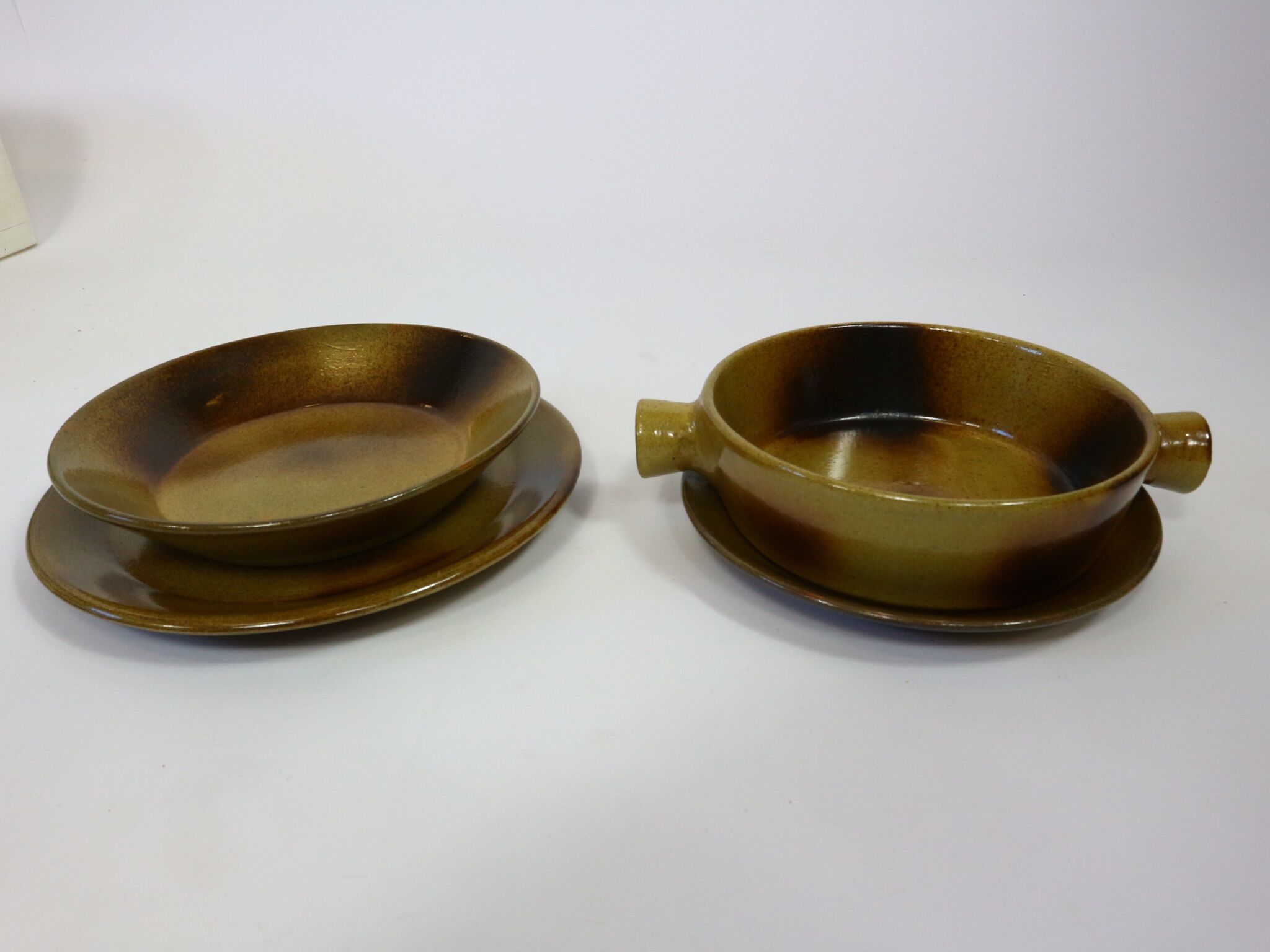 Vintage service plates and serving trays, 39 pieces, silk-screened.
