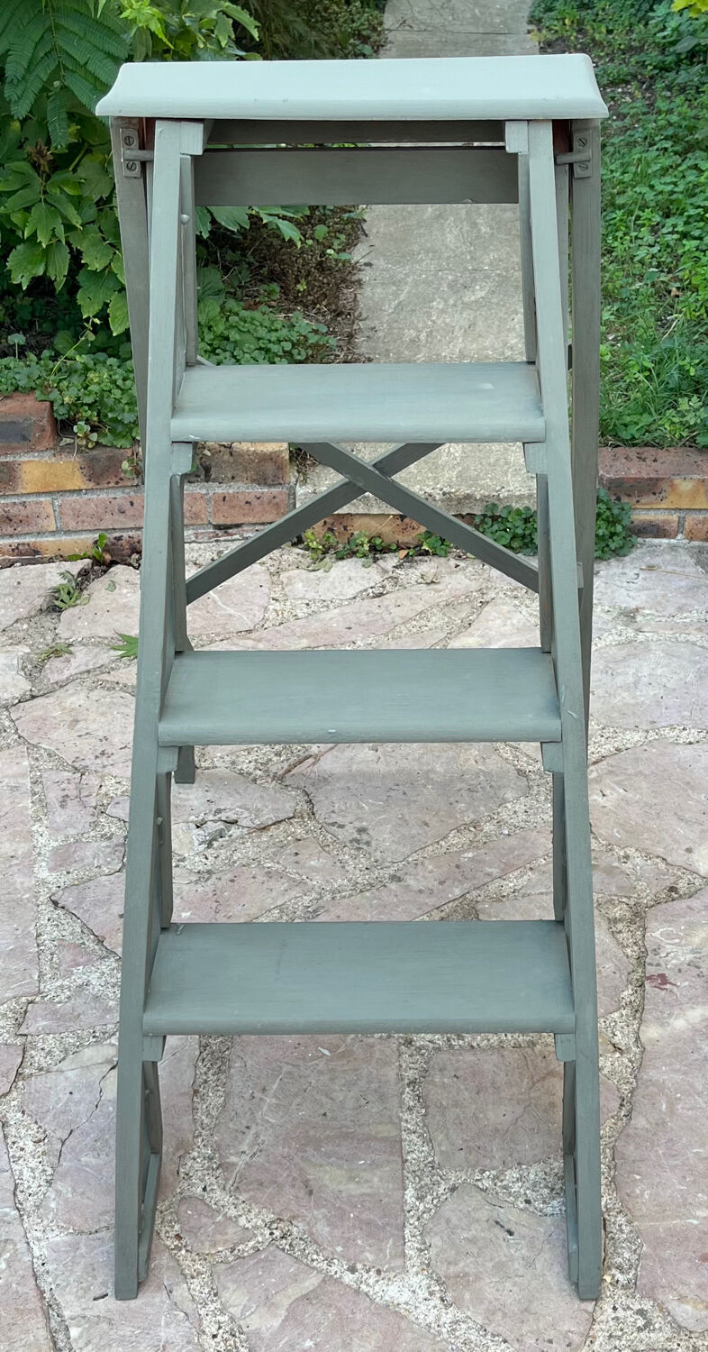Wooden painter's stepladder