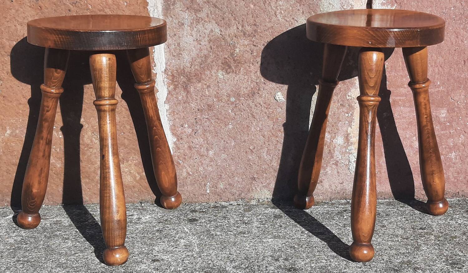 Tabourets bas tripodes, bois massif. (Lot de 2)