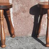 Tabourets bas tripodes, bois massif. (Lot de 2)