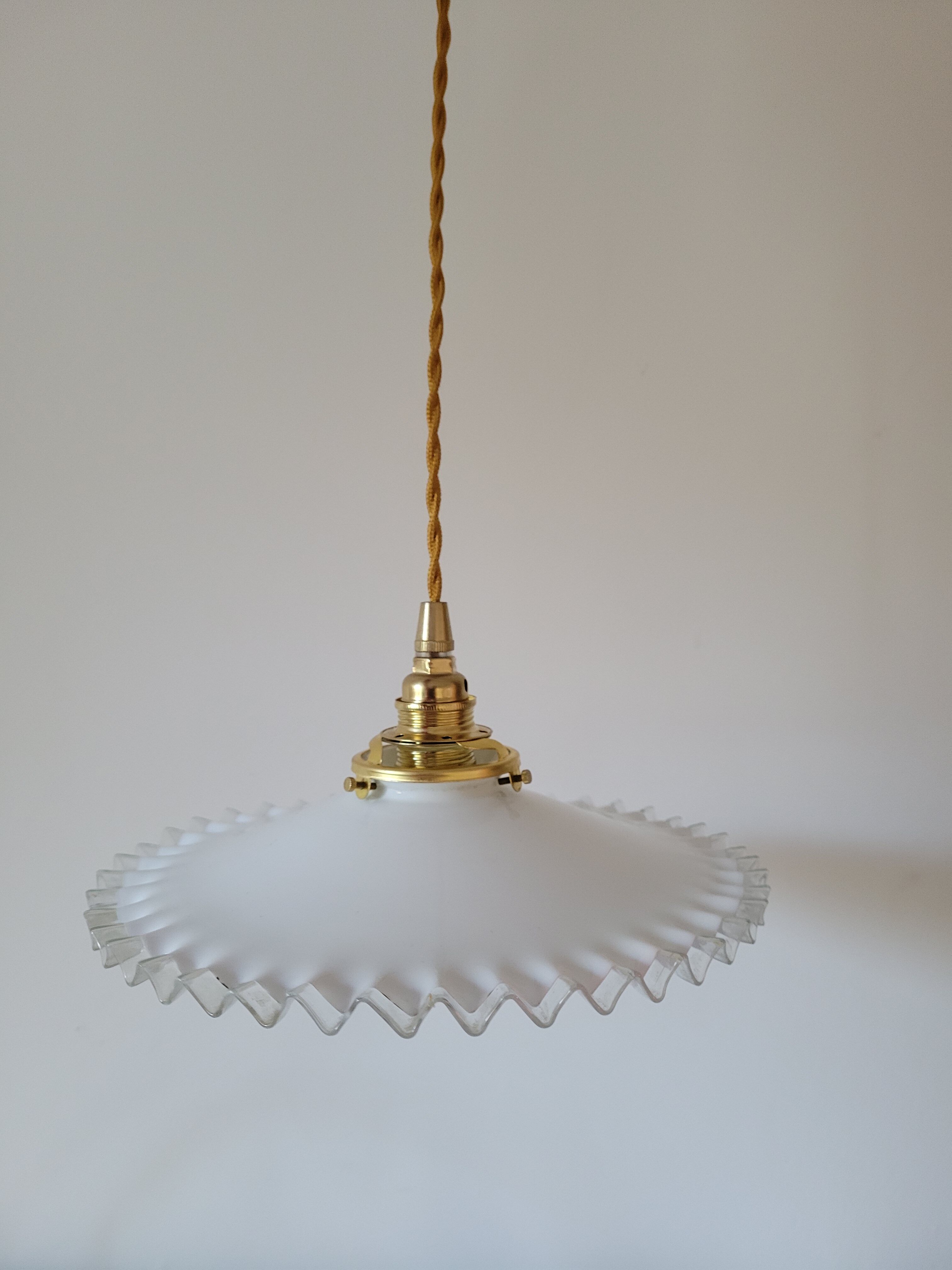 Duo de suspensions en opaline dentelée