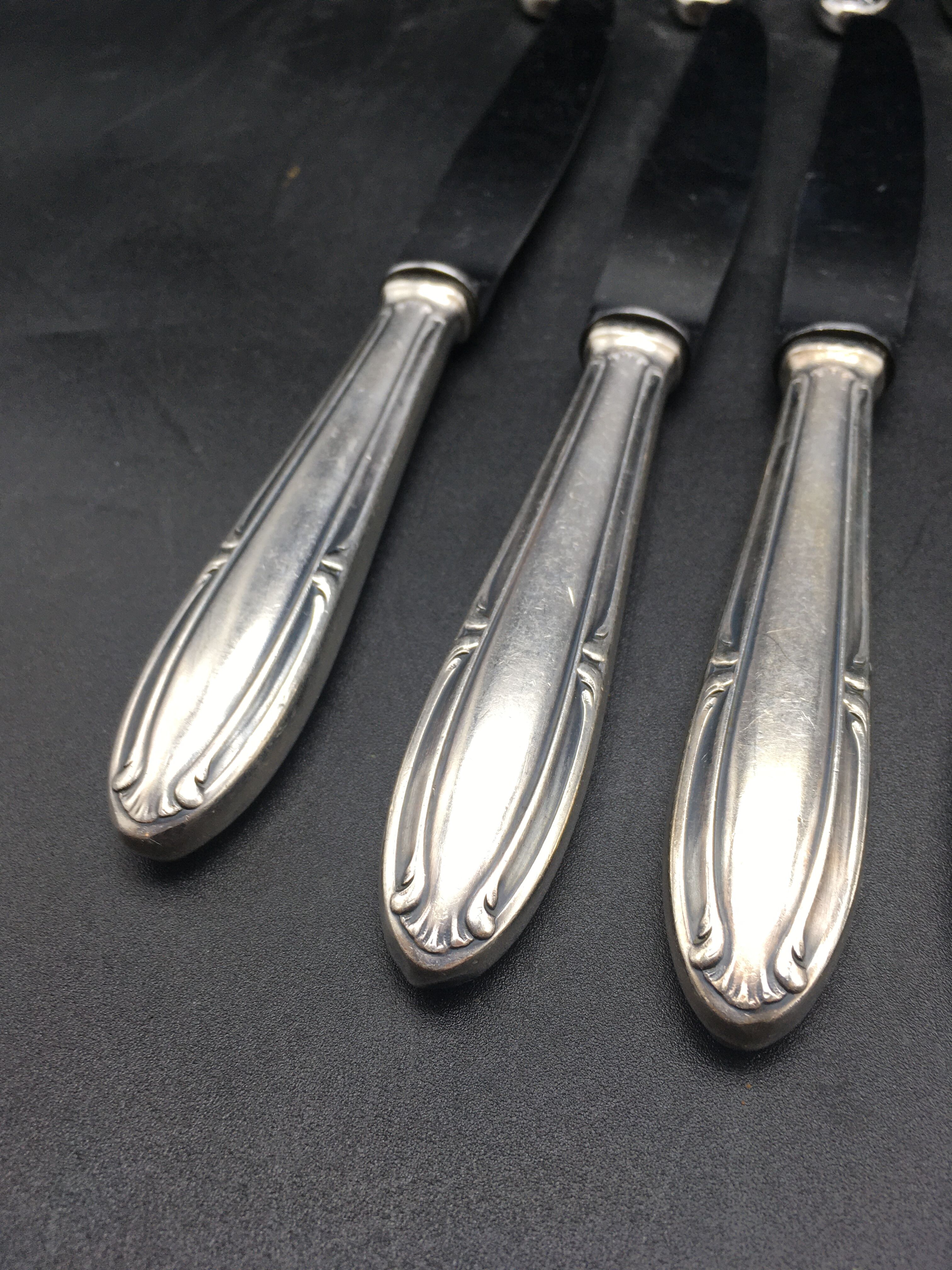 9 table knives in silver metal.