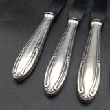 9 table knives in silver metal.