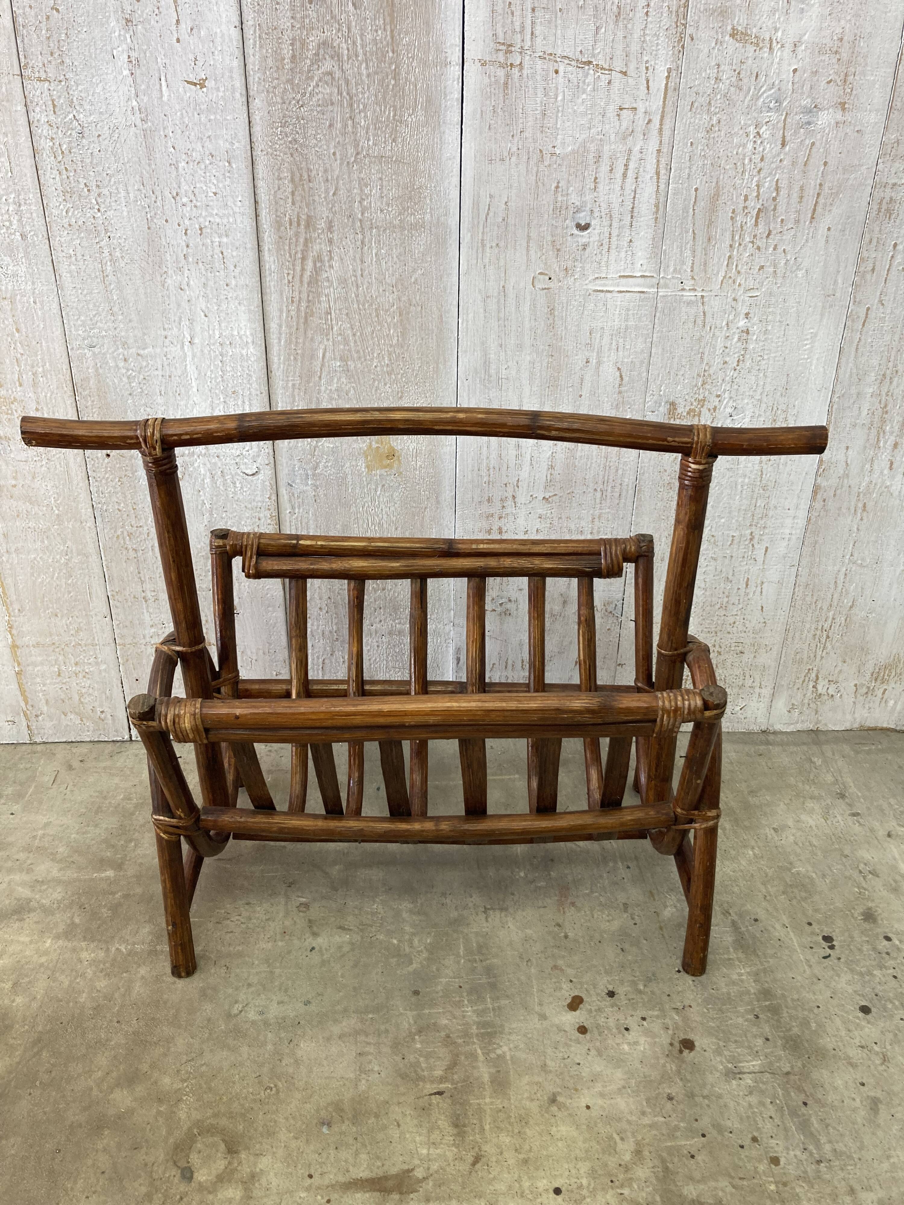 Porte revues en rotin