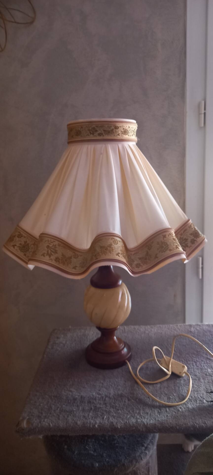 Grande lampe à poser albâtre et bois