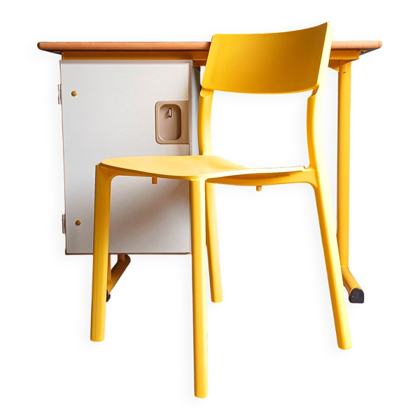 Bureau UGAP 90's, chaise Ikea Janinge designers Suédois Form Us With Love