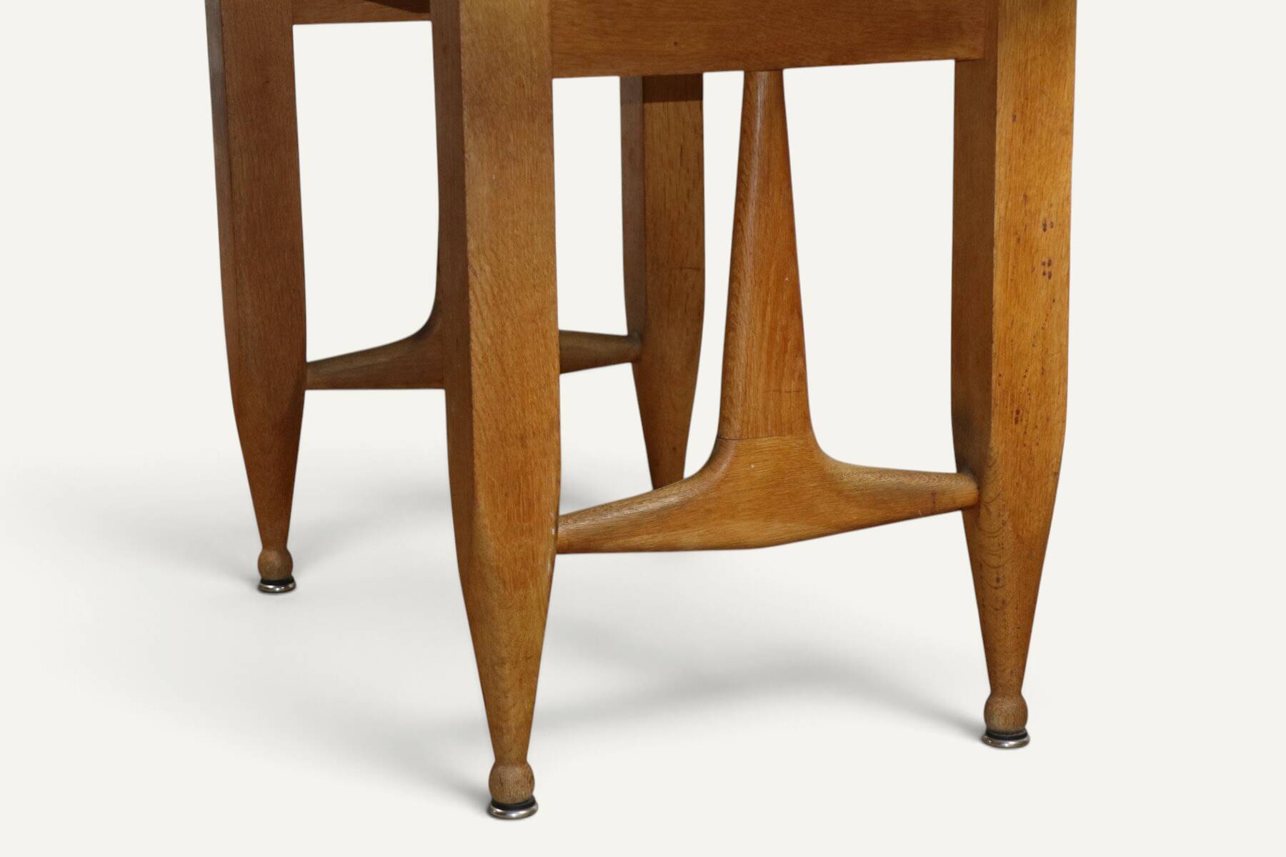 Extendable dining table in oak by Guillerme and Chambron - 1960s