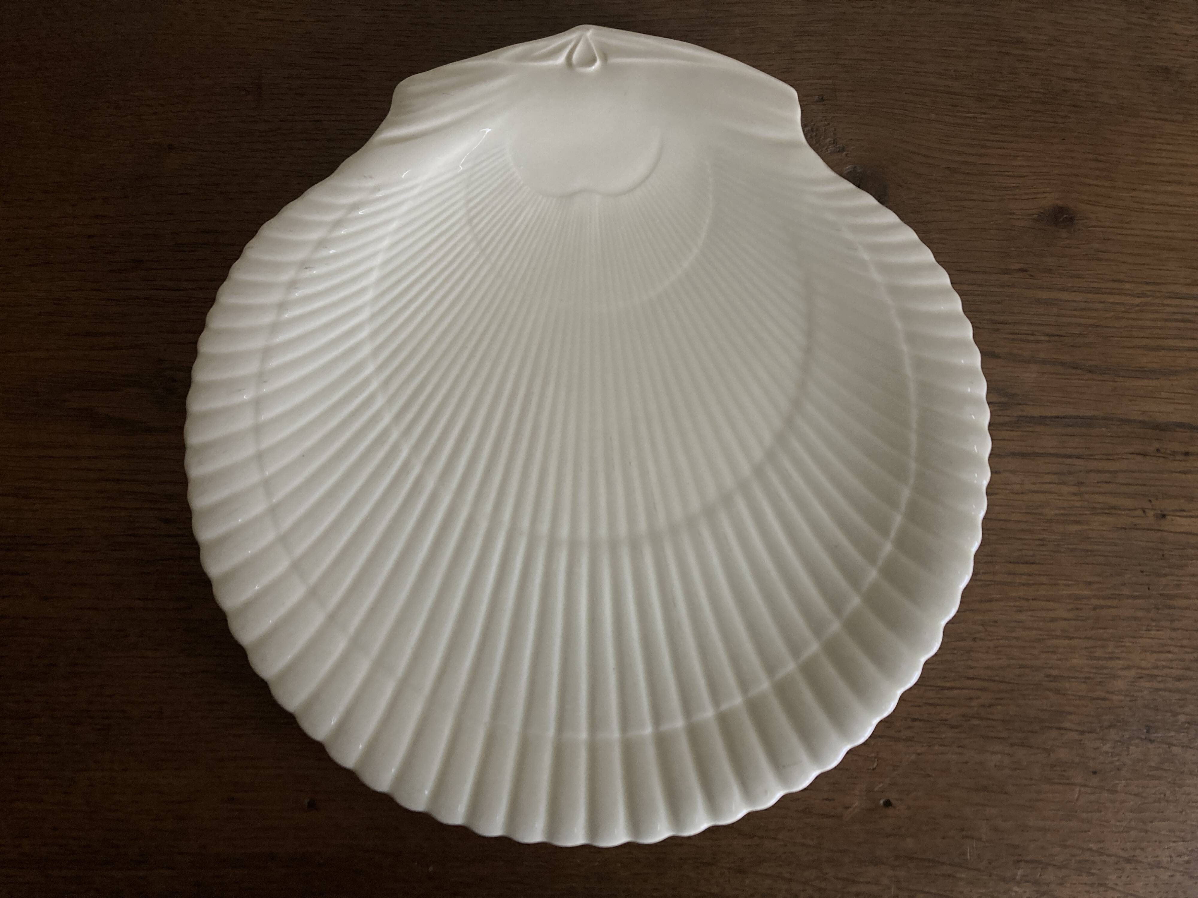 Neo-classical Greek revival shell-shaped dish, Wedgwood Etruria, 1940