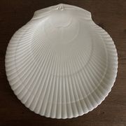 Neo-classical Greek revival shell-shaped dish, Wedgwood Etruria, 1940