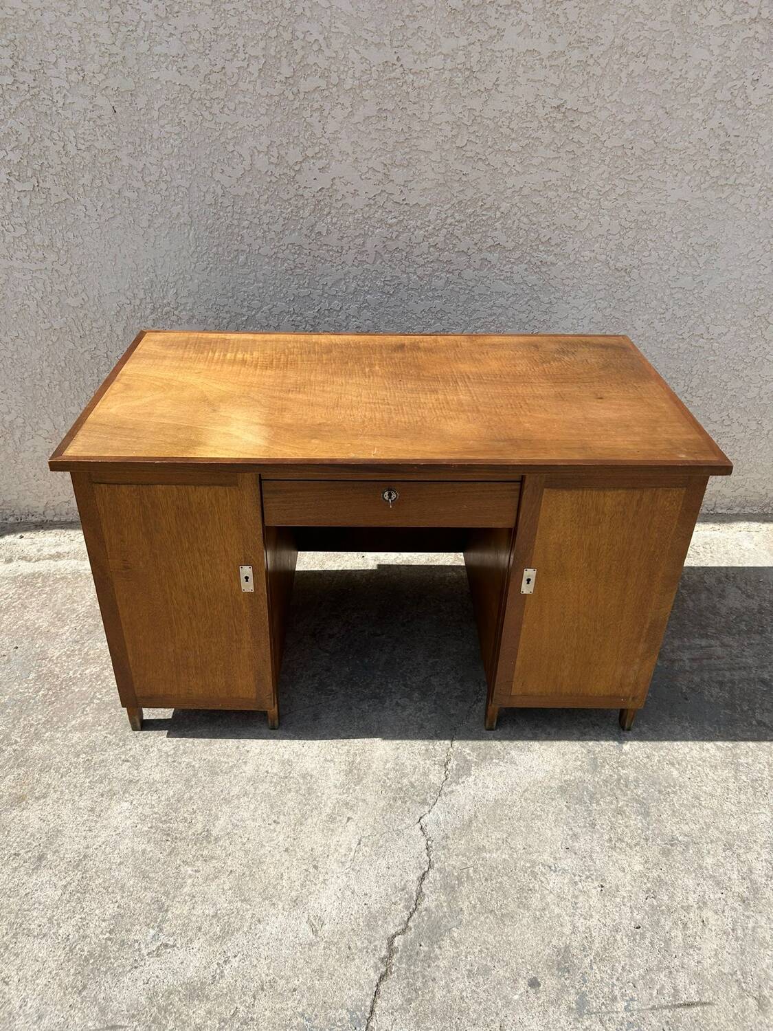 Bureau en bois avec tiroirs vintage