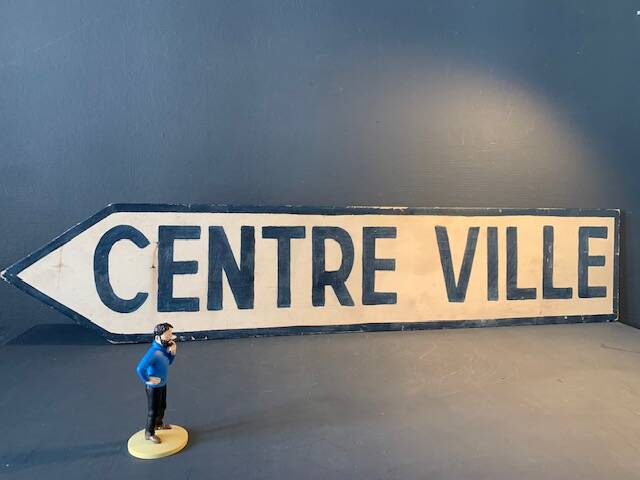 Panneau de signalisation vintage, en bois peint, centre ville.