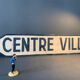 Panneau de signalisation vintage, en bois peint, centre ville.