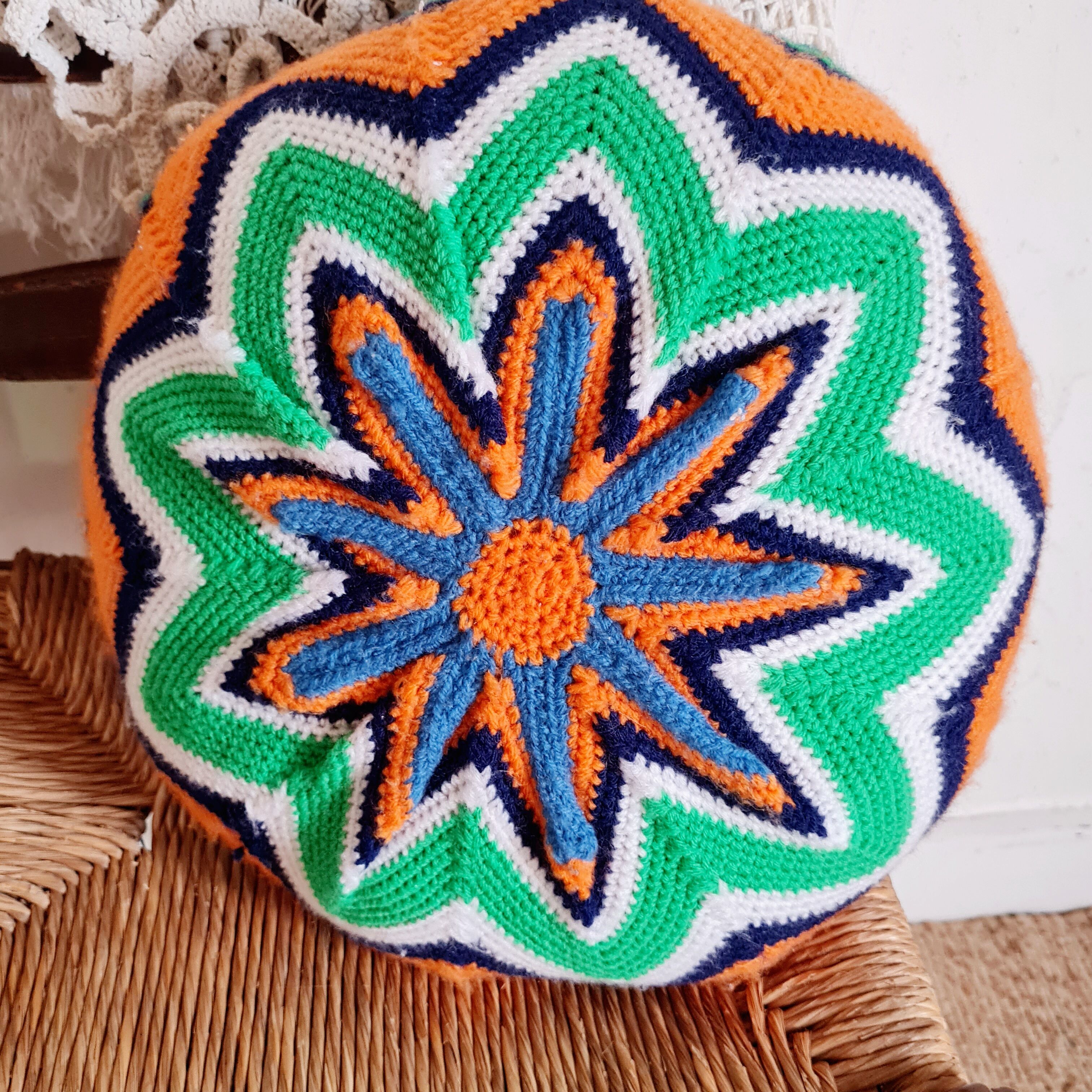 Round cushion hook wool