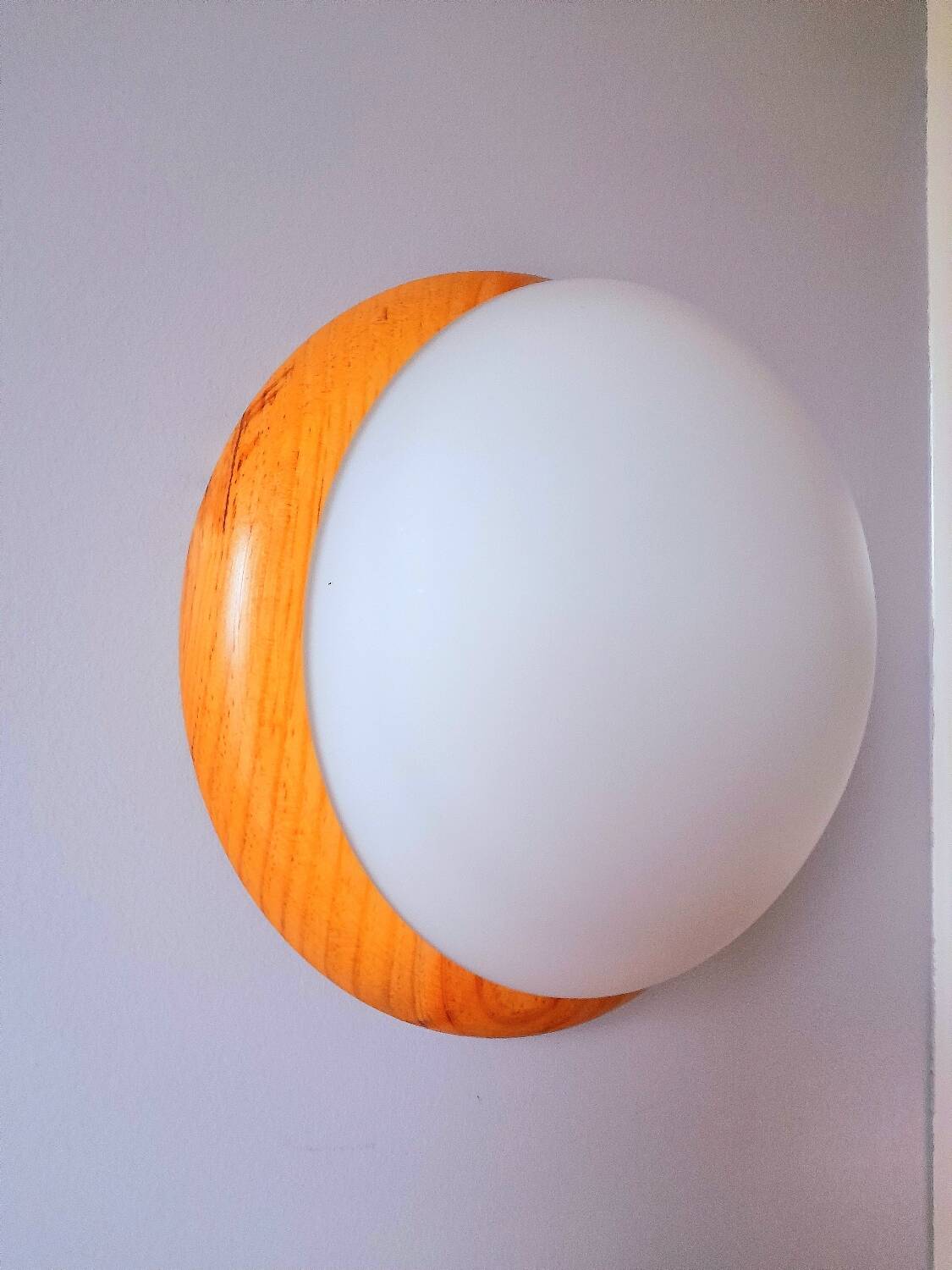 Wall light in pine and white opal.