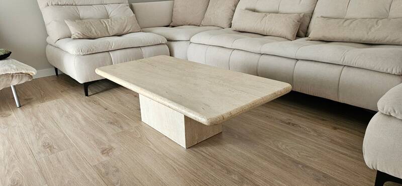 Beige travertine coffee table in the style of Italian design, 120 x 60 cm.