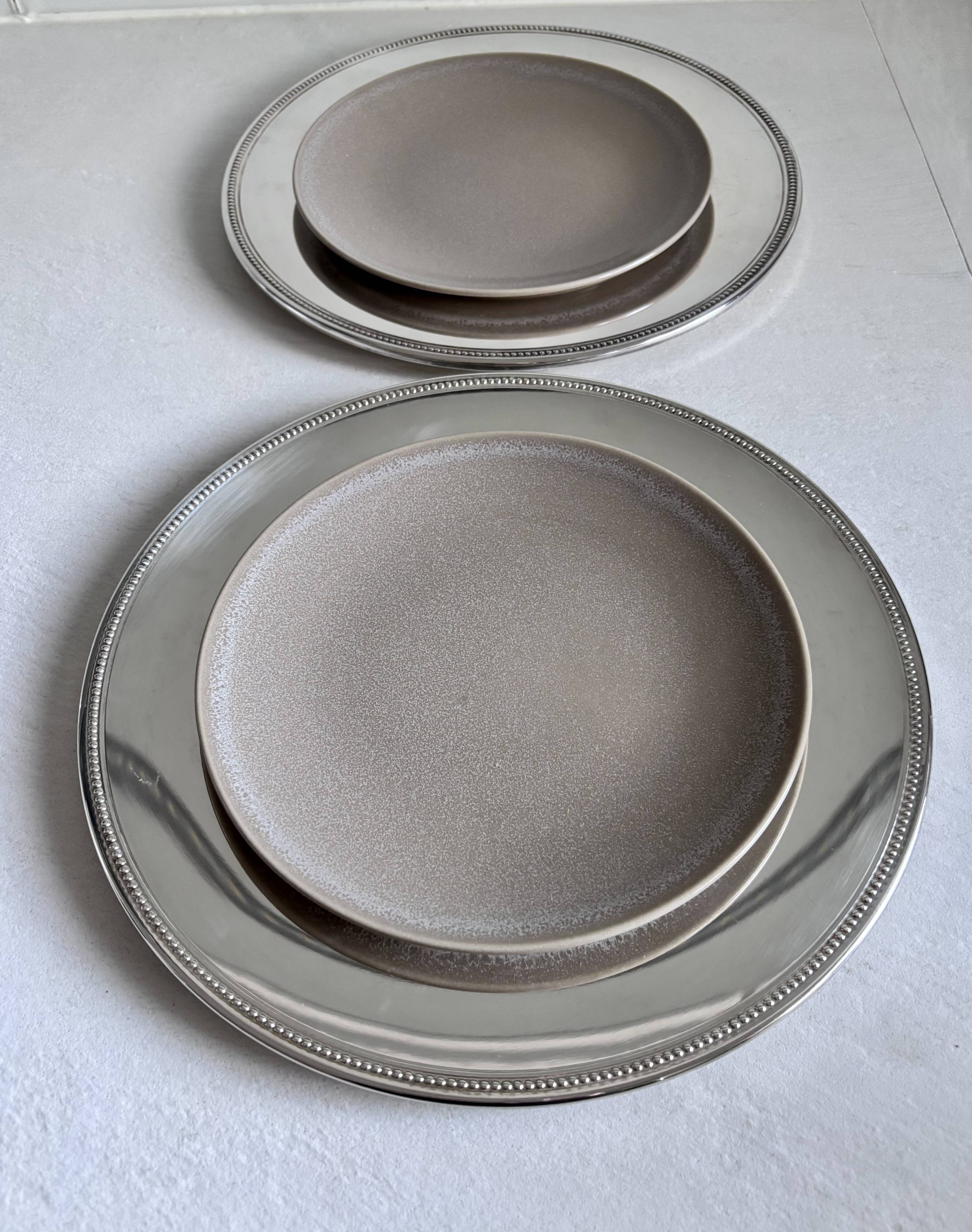 2 silver-plated charger plates, 28 cm in diameter.