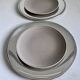 2 silver-plated charger plates, 28 cm in diameter.