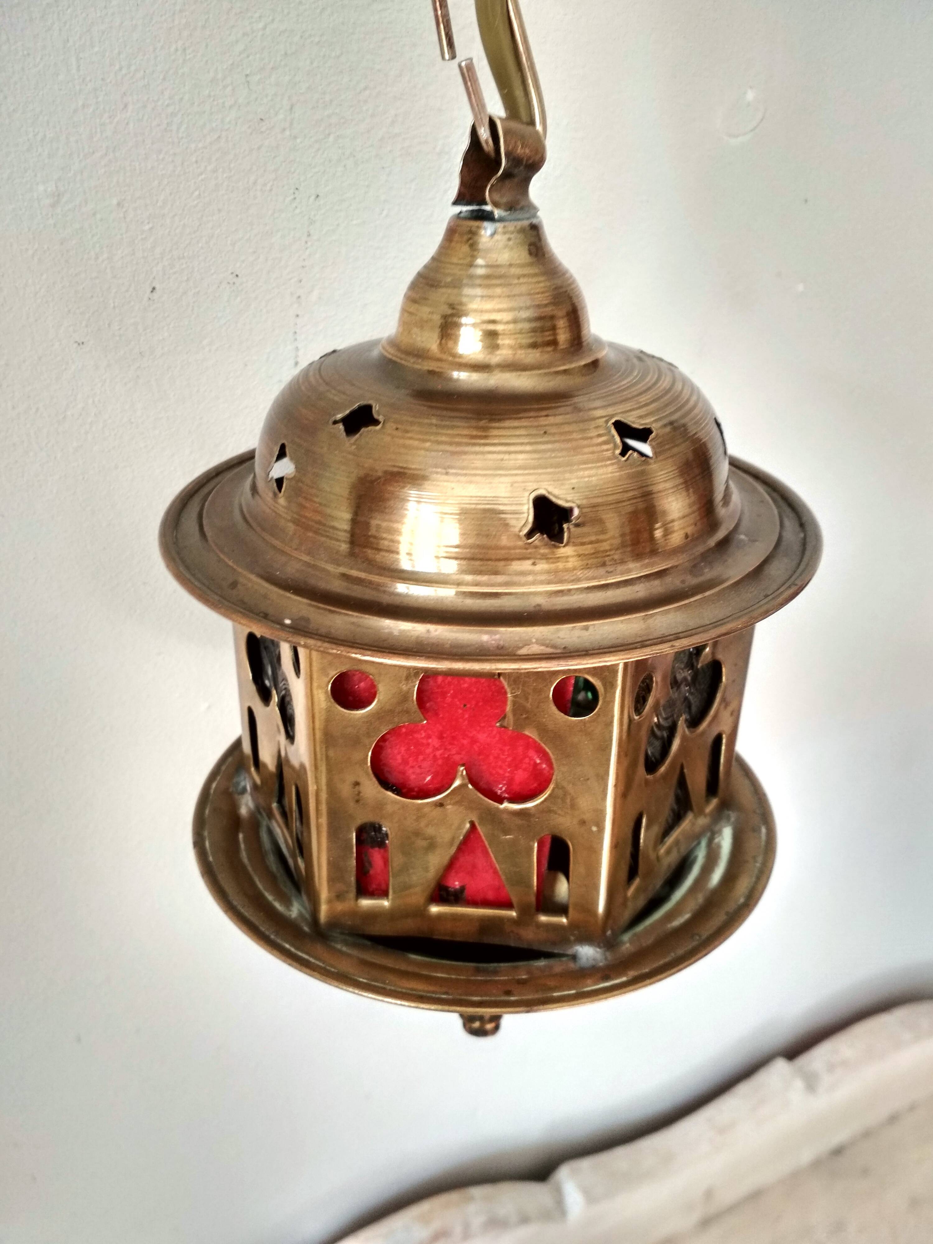 Suspension lantern in moucharabieh brass, colored windows