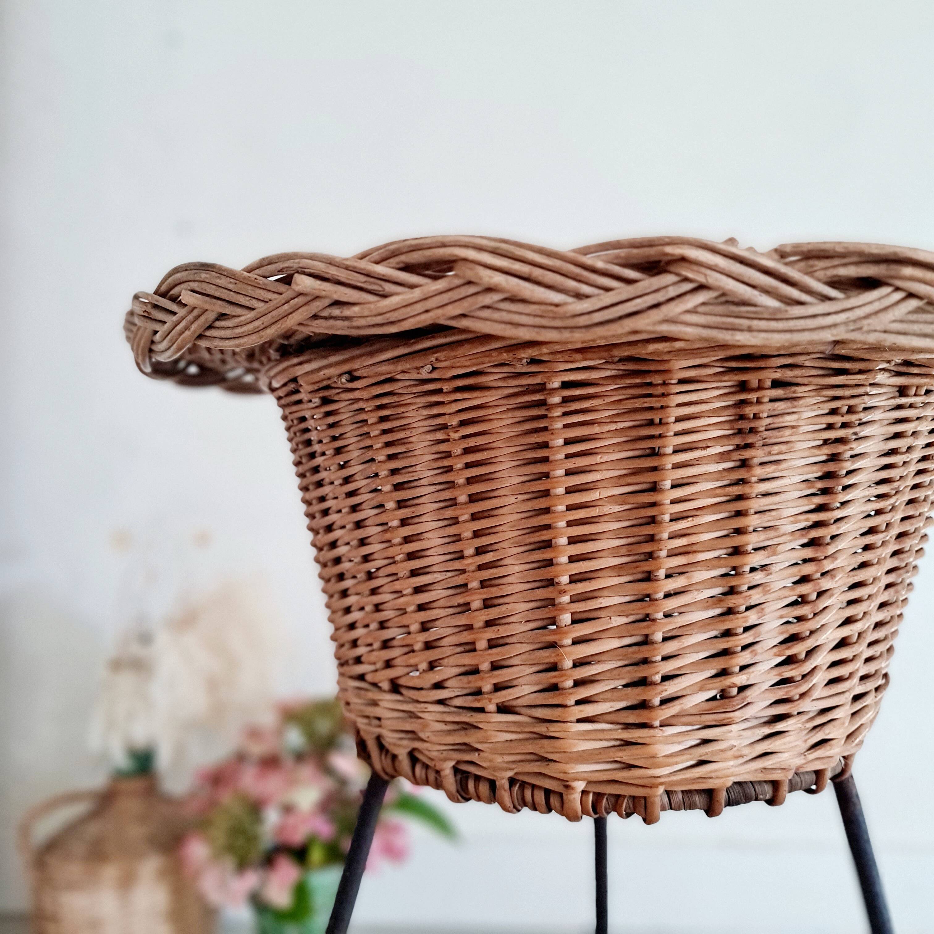 Worker tripod feet metal rattan