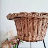 Worker tripod feet metal rattan