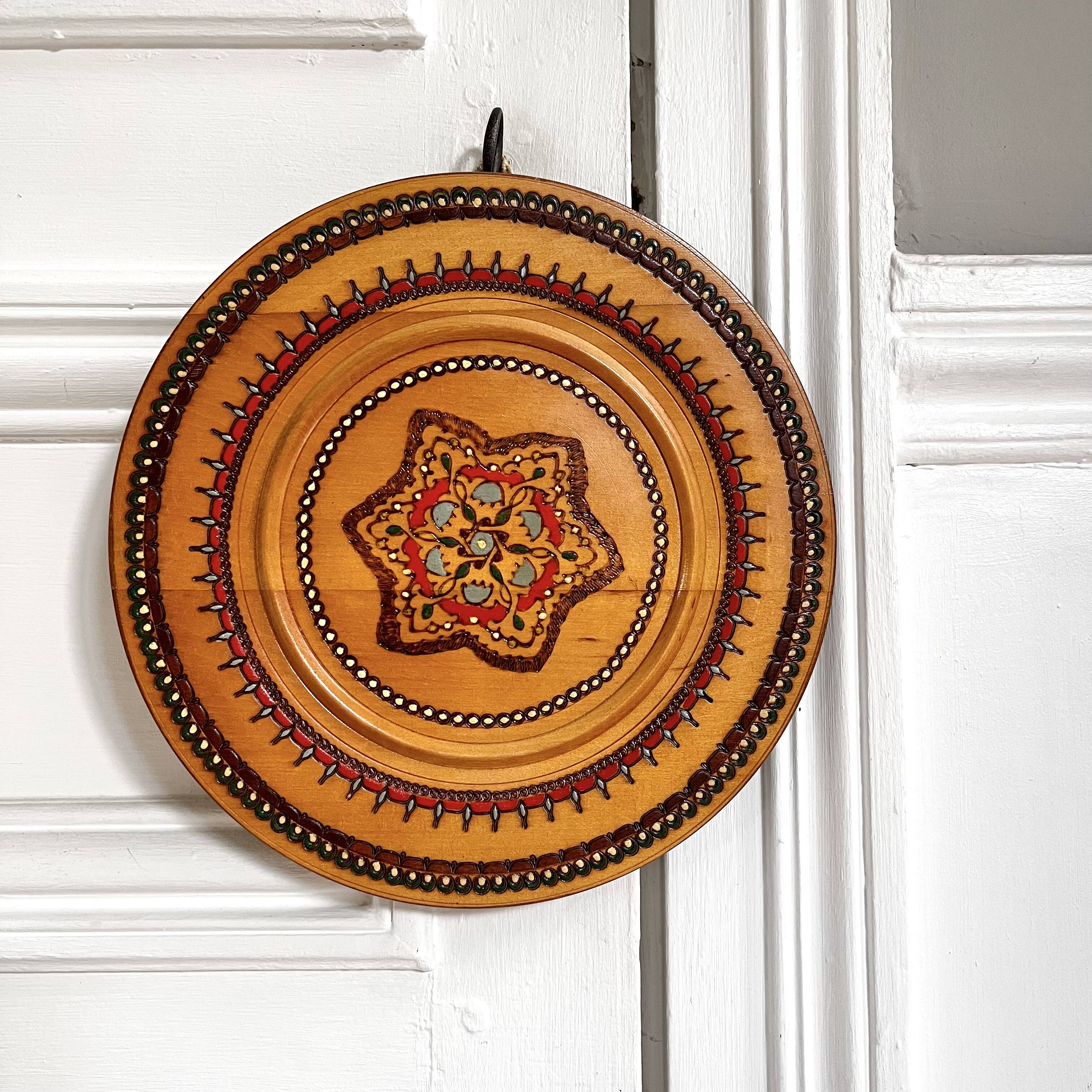 Vintage wooden decorative plates