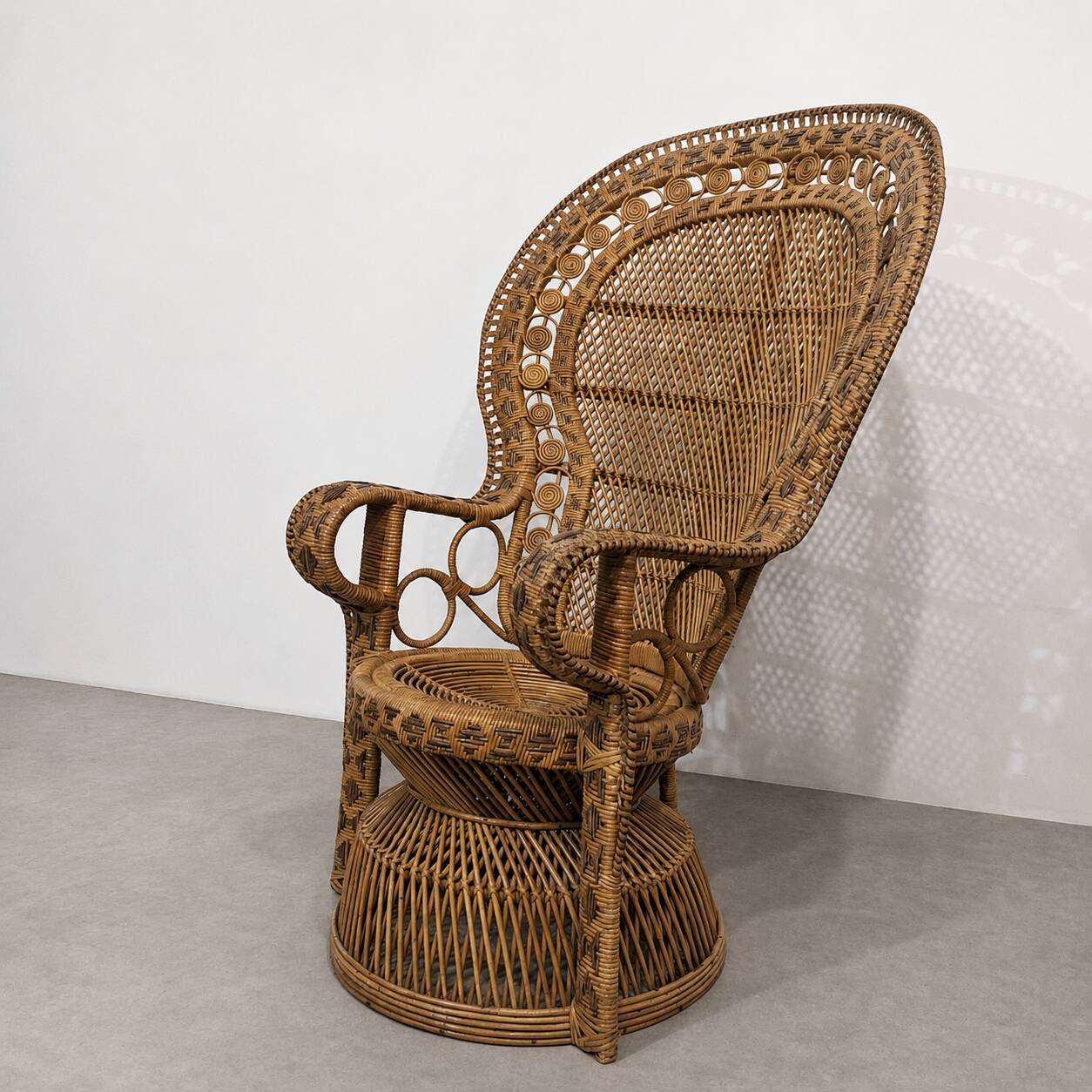 Fauteuil Paon vintage en rotin et osier — années 70