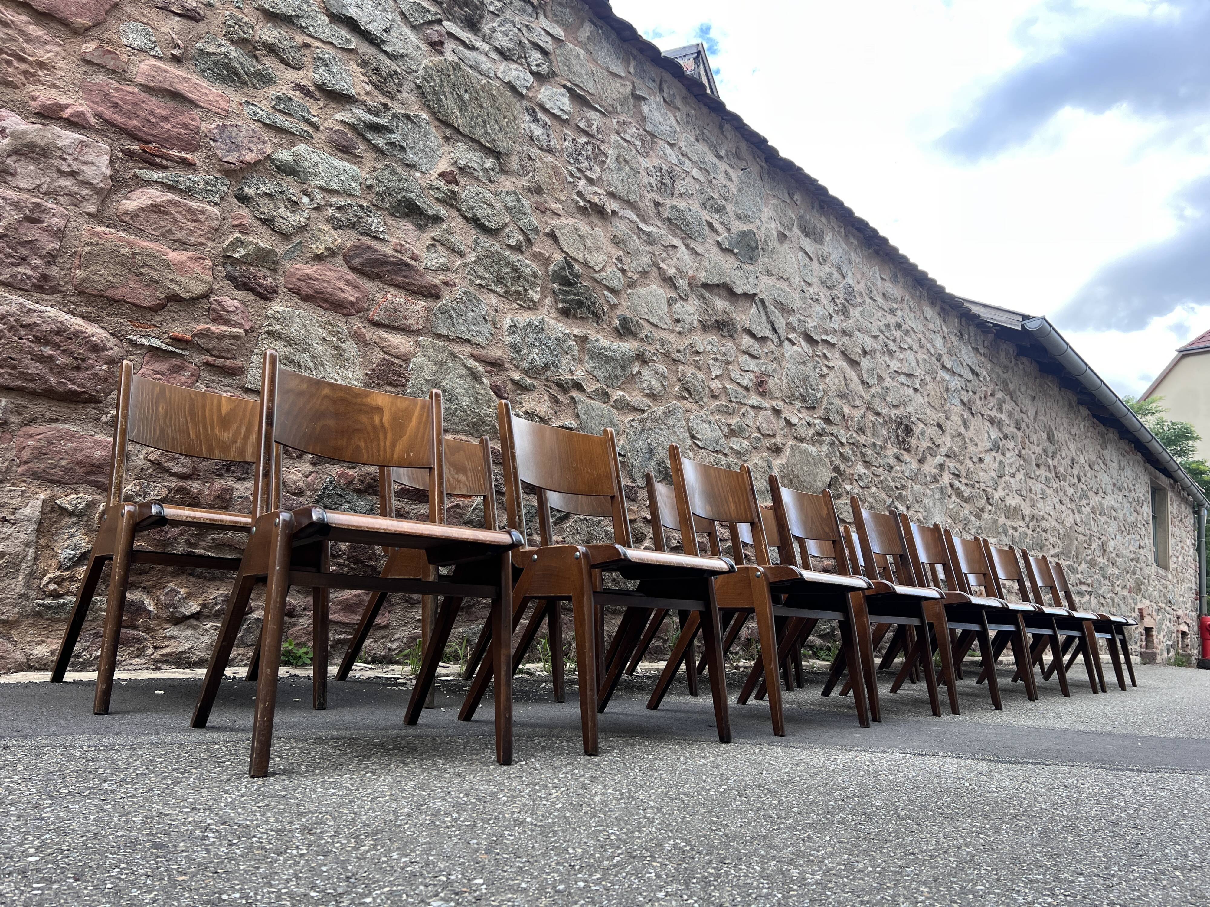 Série de 30 Chaises bistrot empillable