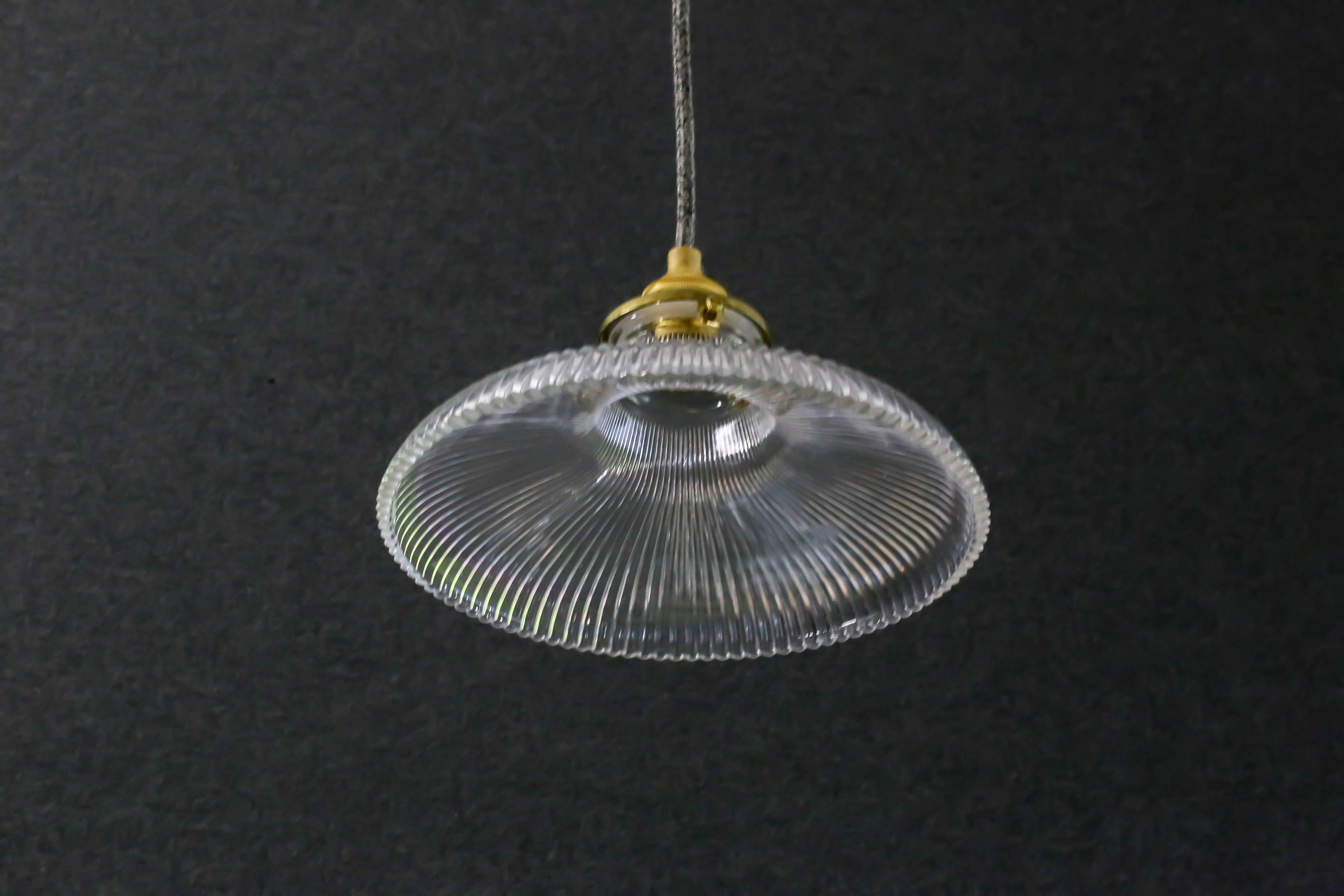 Holophane suspension in translucent glass delivered with brass socket and new cable
